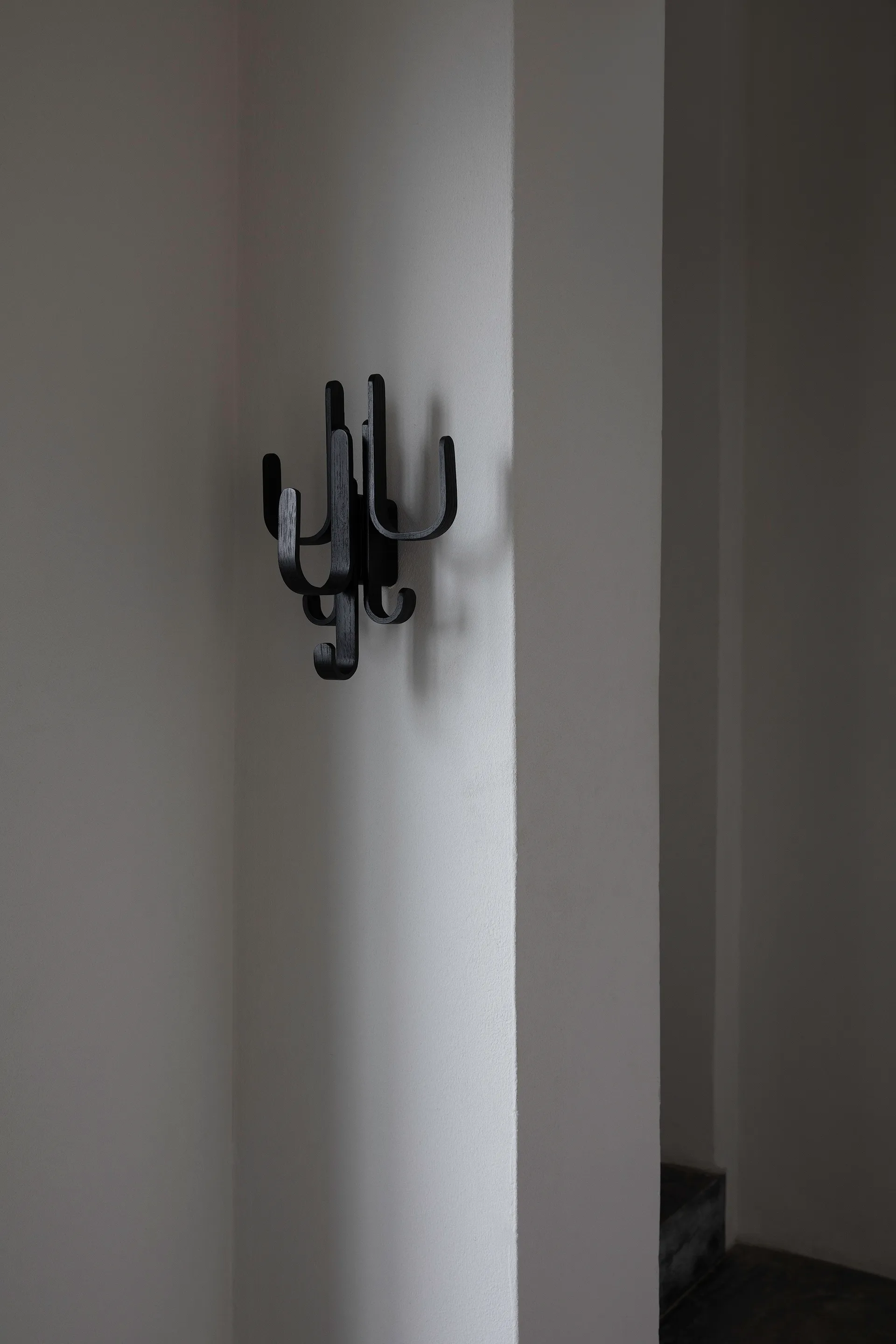 Gancho Woody Three, Black stained oak Cooee Design