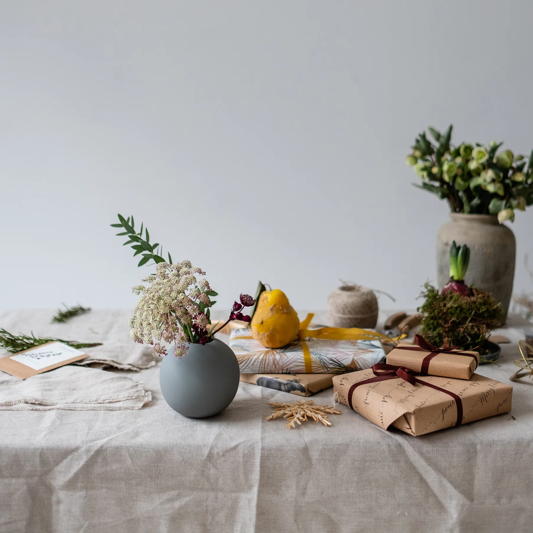 Jarrón Ball gris, 10 cm Cooee Design