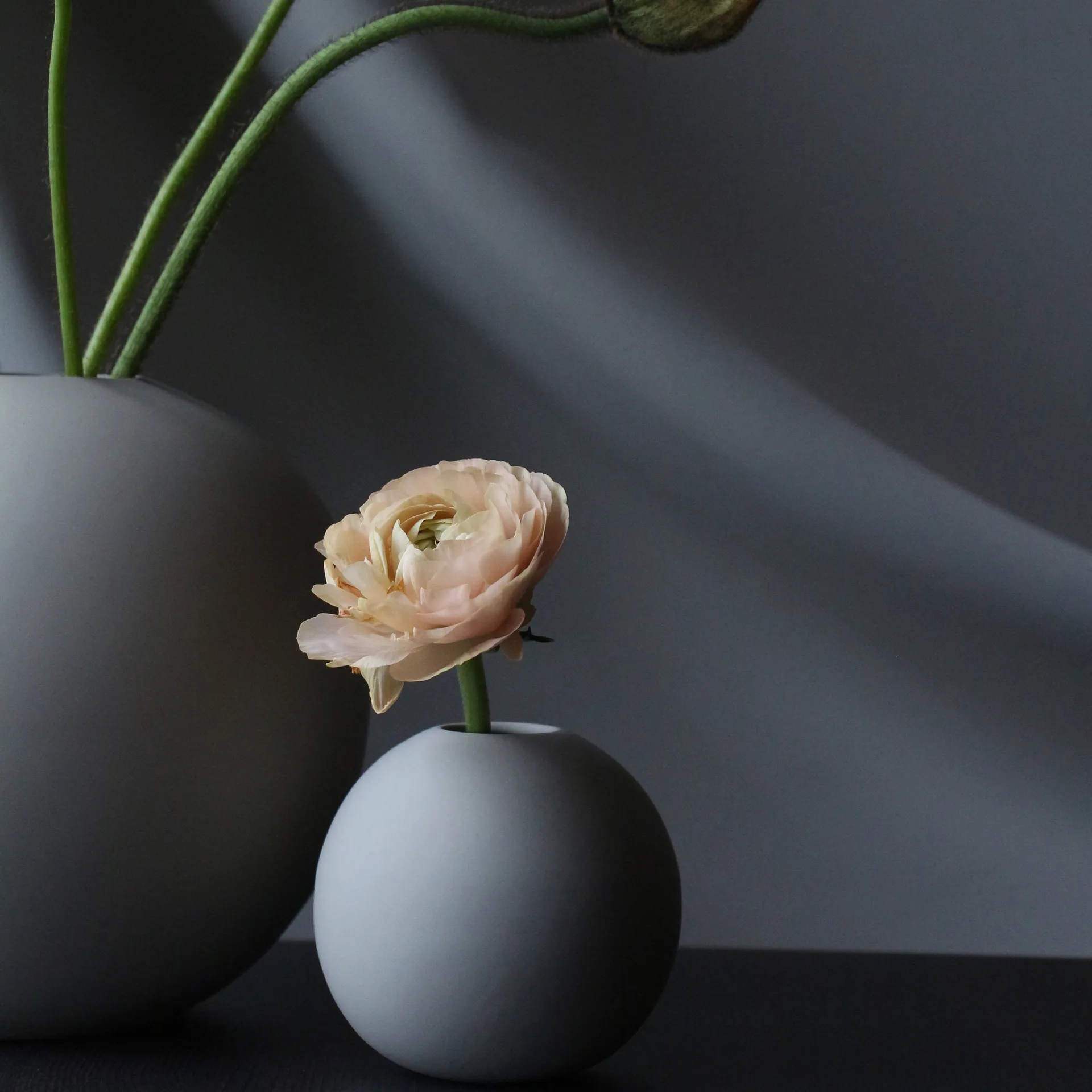 Jarrón Ball gris, 8 cm Cooee Design