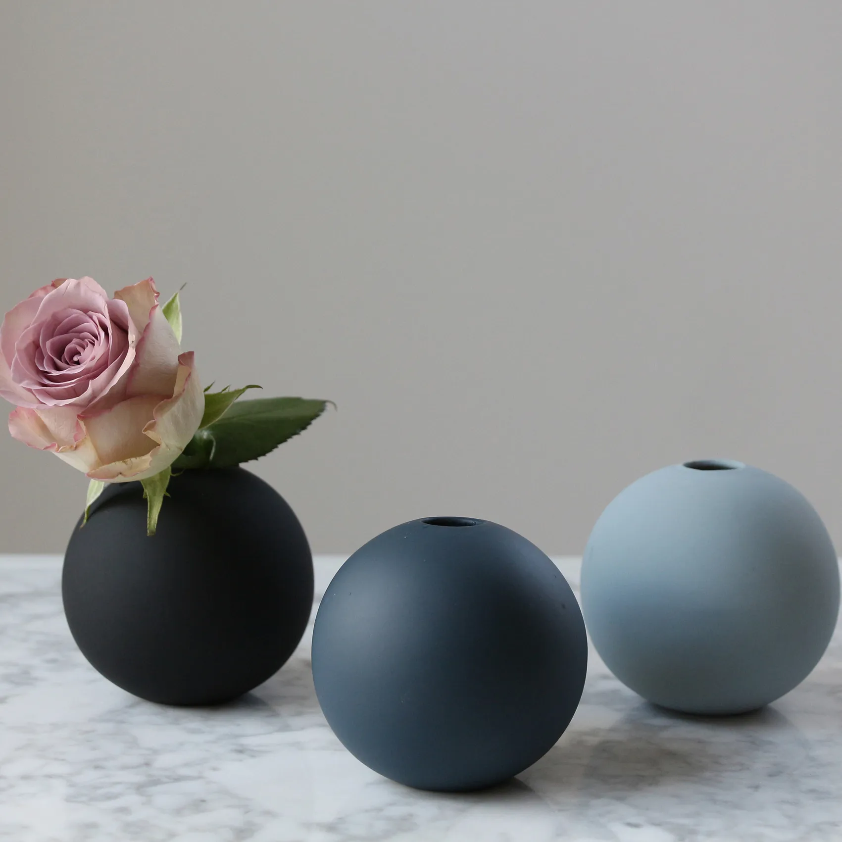 Jarrón Ball midnight blue, 8 cm Cooee Design