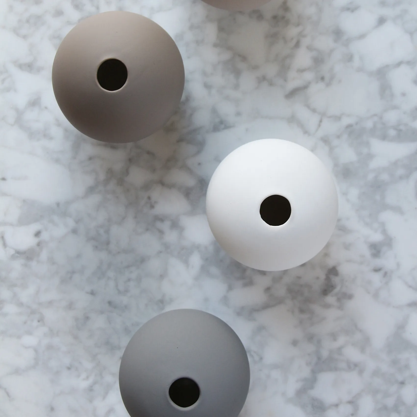 Jarrón Ball mud, 8 cm Cooee Design