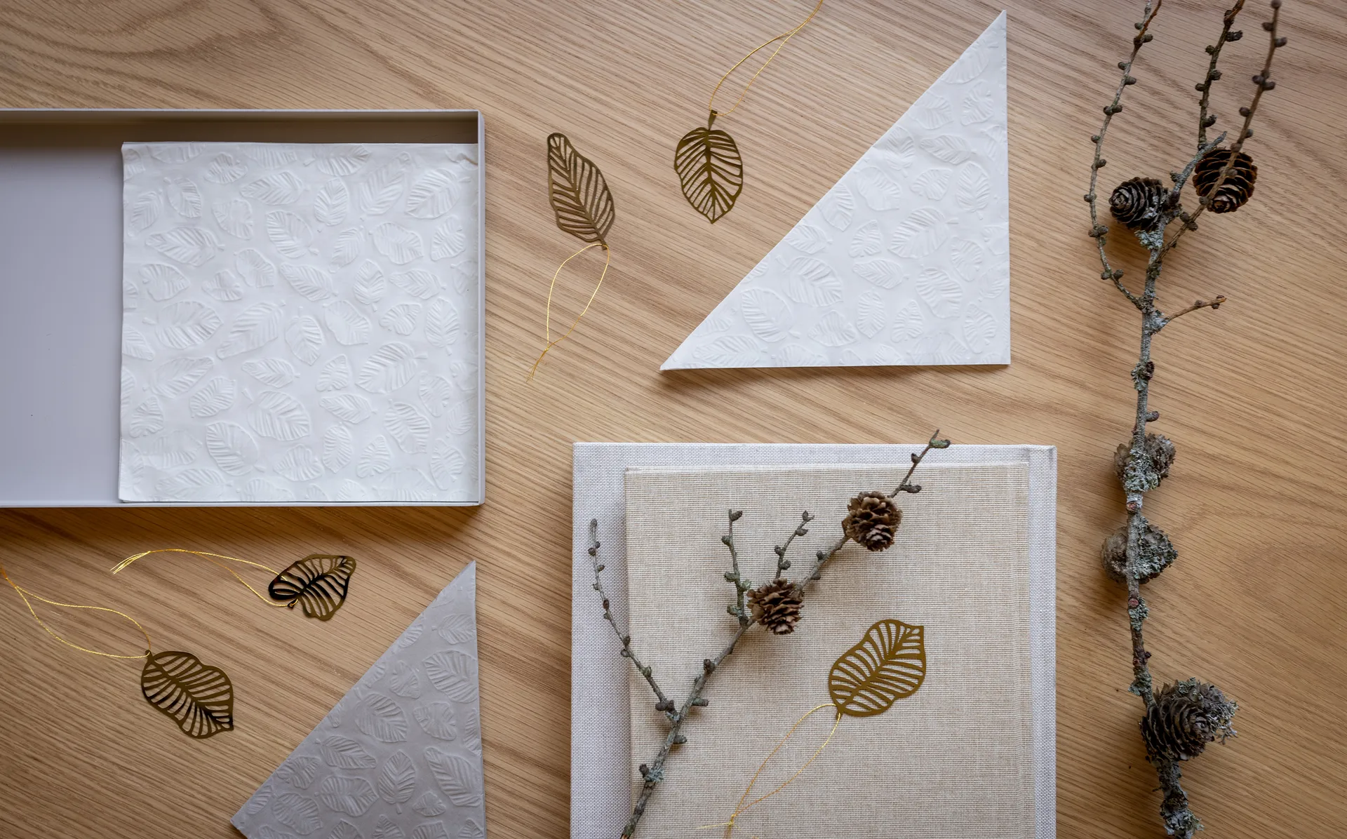 Set de 4 colgantes Deco hojas, latón Cooee Design