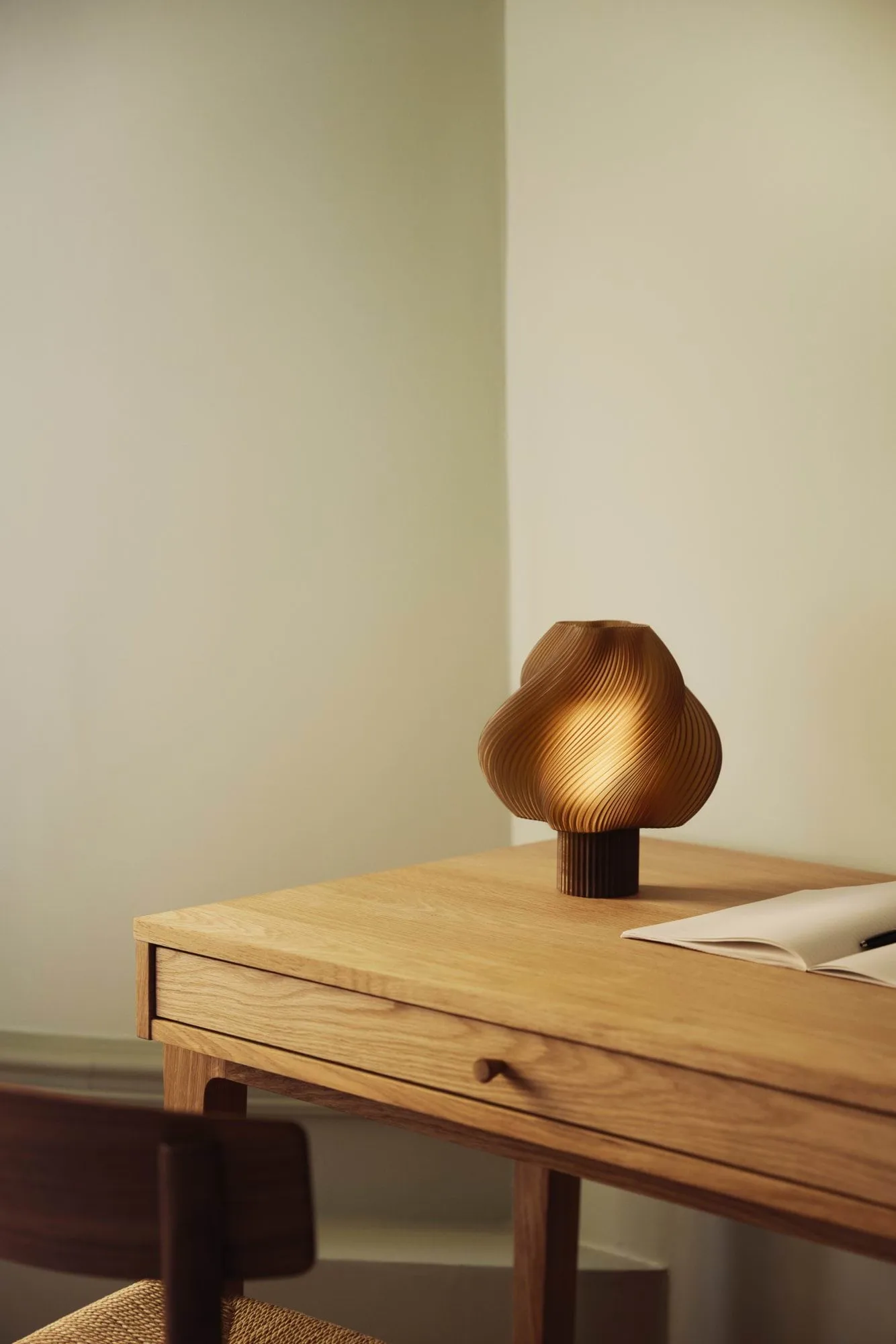 Lámpara de mesa portátil Soft Serve, Caramel, 23 cm Crème Atelier