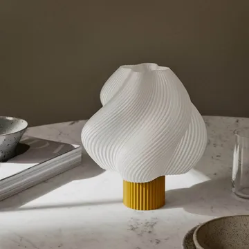 Lámpara de mesa portátil Soft Serve - Cloudberry, 23 cm - Crème Atelier