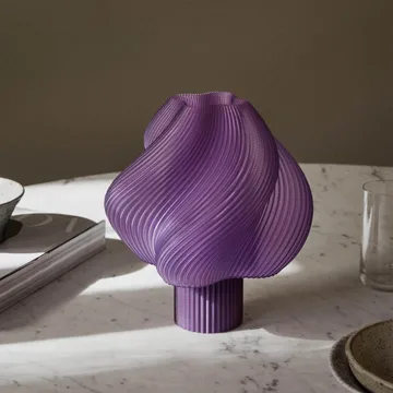 Lámpara de mesa portátil Soft Serve - Lavender sorbet, 23 cm - Crème Atelier