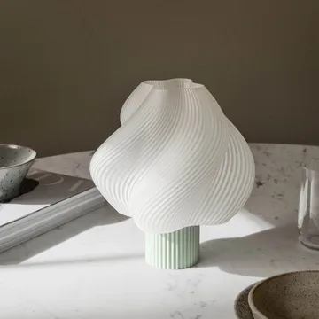 Lámpara de mesa portátil Soft Serve - Matcha, 23 cm - Crème Atelier