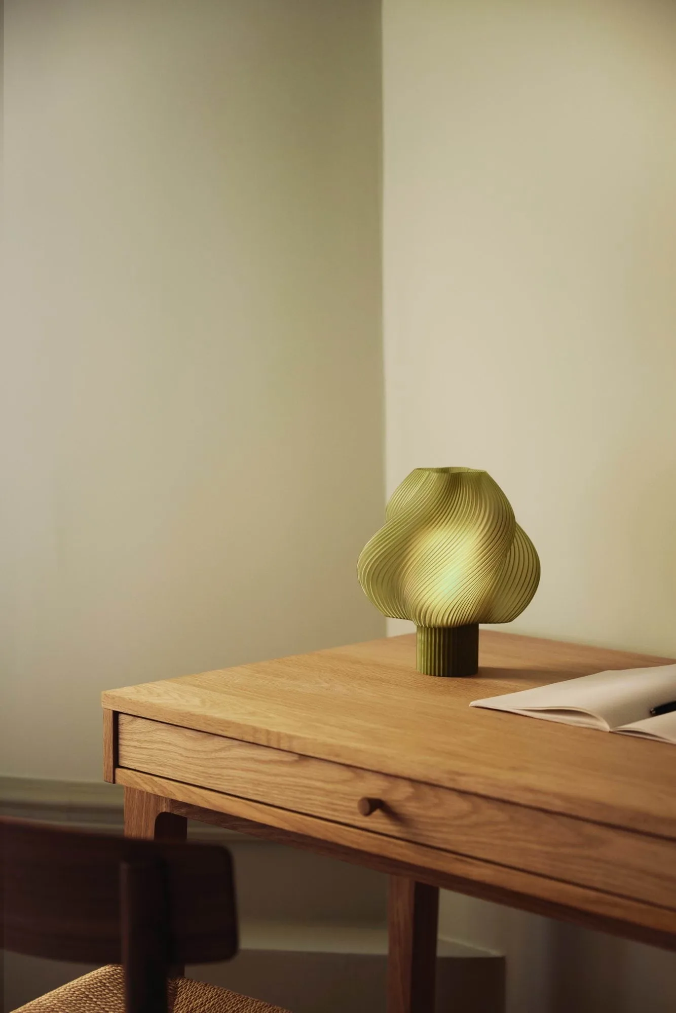 Lámpara de mesa portátil Soft Serve, Olive, 23 cm Crème Atelier