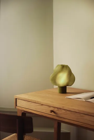 Lámpara de mesa portátil Soft Serve - Olive, 23 cm - Crème Atelier