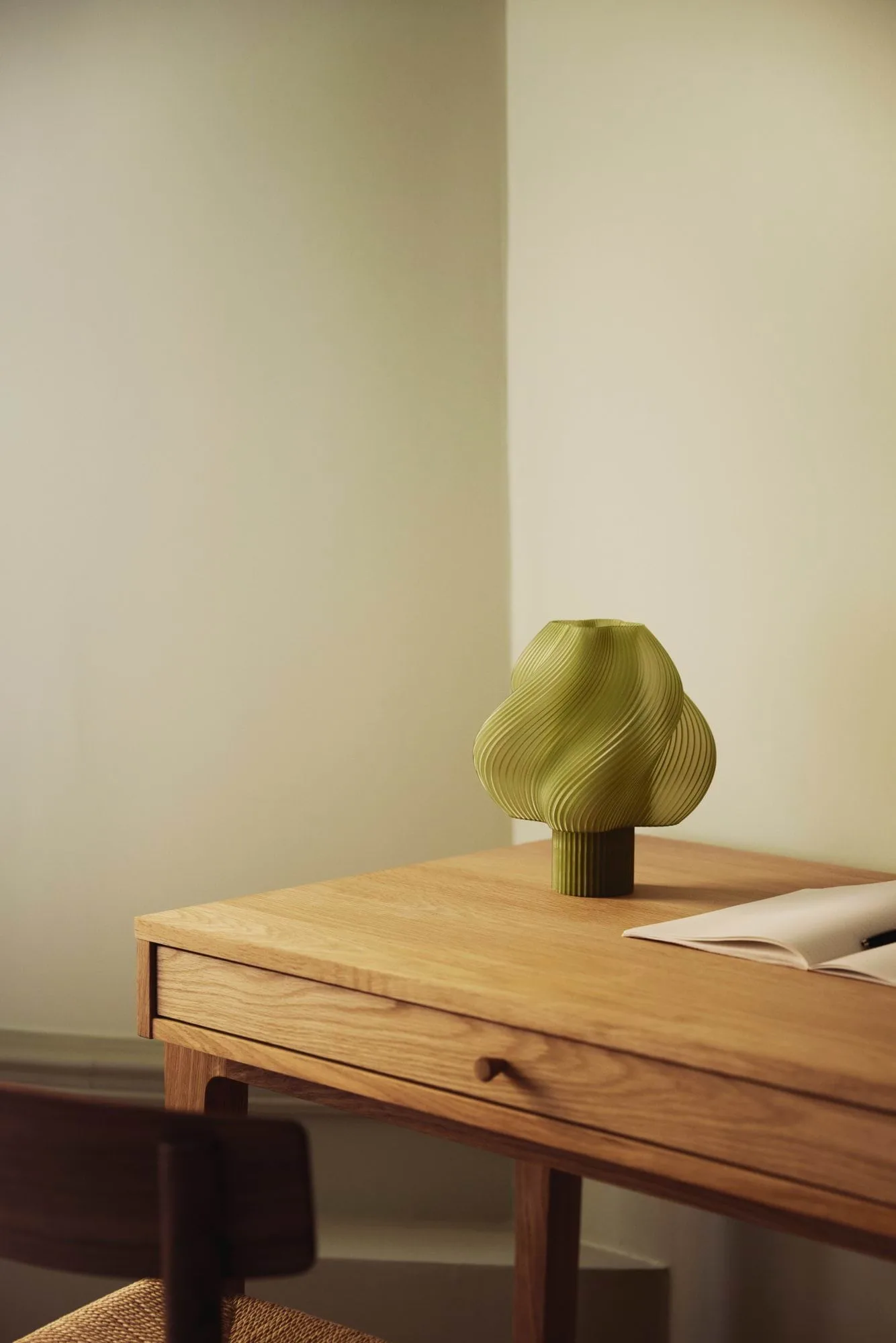 Lámpara de mesa portátil Soft Serve, Olive, 23 cm Crème Atelier