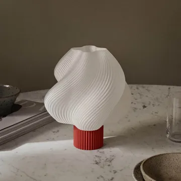 Lámpara de mesa portátil Soft Serve - Rhubarb, 23 cm - Crème Atelier