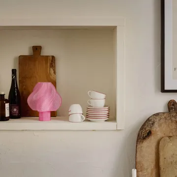Lámpara de mesa portátil Soft Serve - Rose sorbet, 23 cm - Crème Atelier