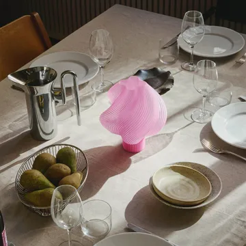 Lámpara de mesa portátil Soft Serve - Rose sorbet, 23 cm - Crème Atelier