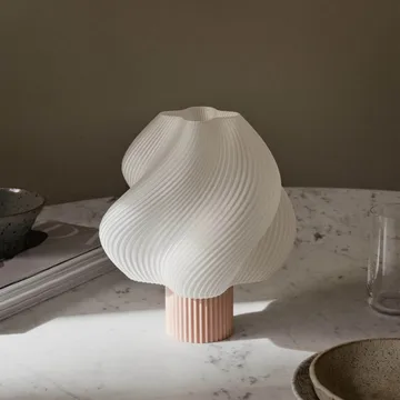 Lámpara de mesa portátil Soft Serve - Wild strawberry, 23 cm - Crème Atelier