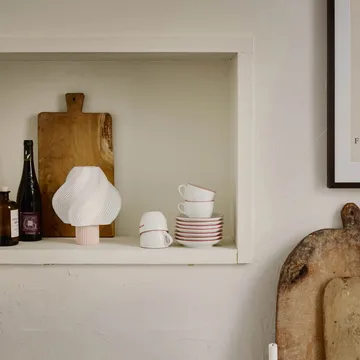 Lámpara de mesa portátil Soft Serve - Wild strawberry, 23 cm - Crème Atelier