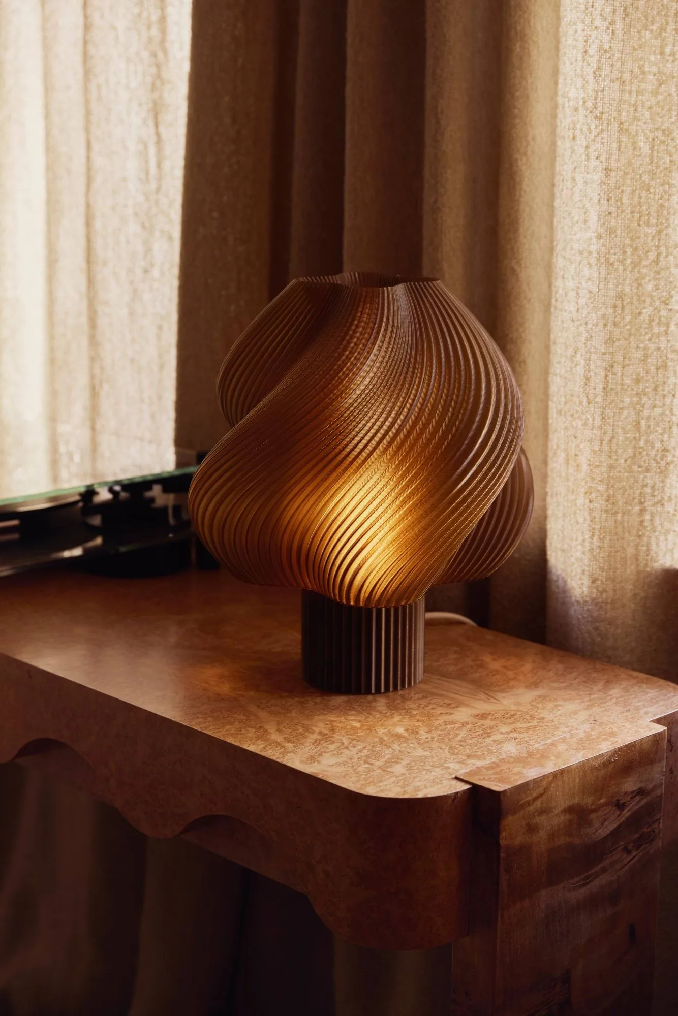 Lámpara de mesa Soft Serve, Caramel, Grande, 34 cm Crème Atelier