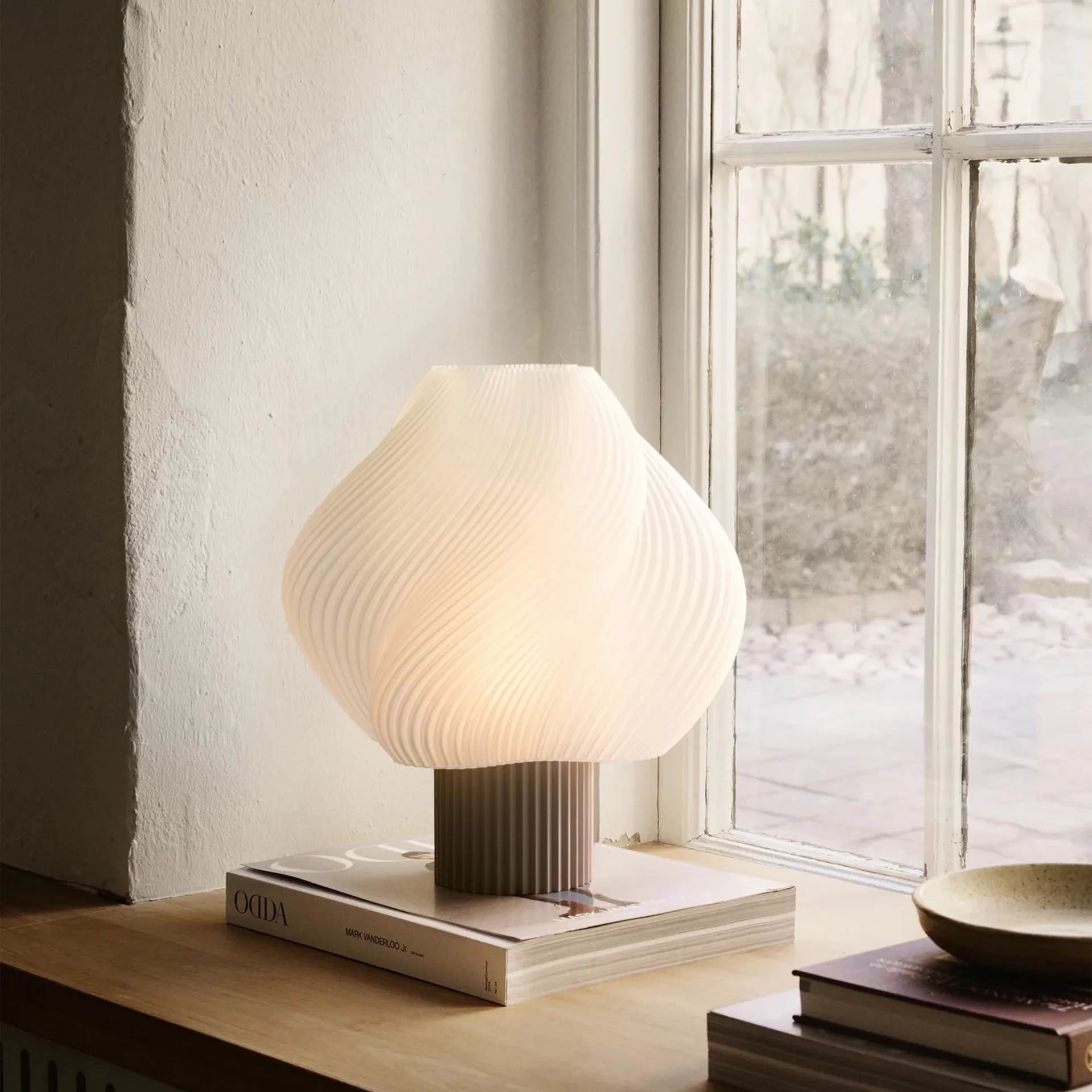 Lámpara de mesa Soft Serve, Mocha, Grande, 34 cm Crème Atelier