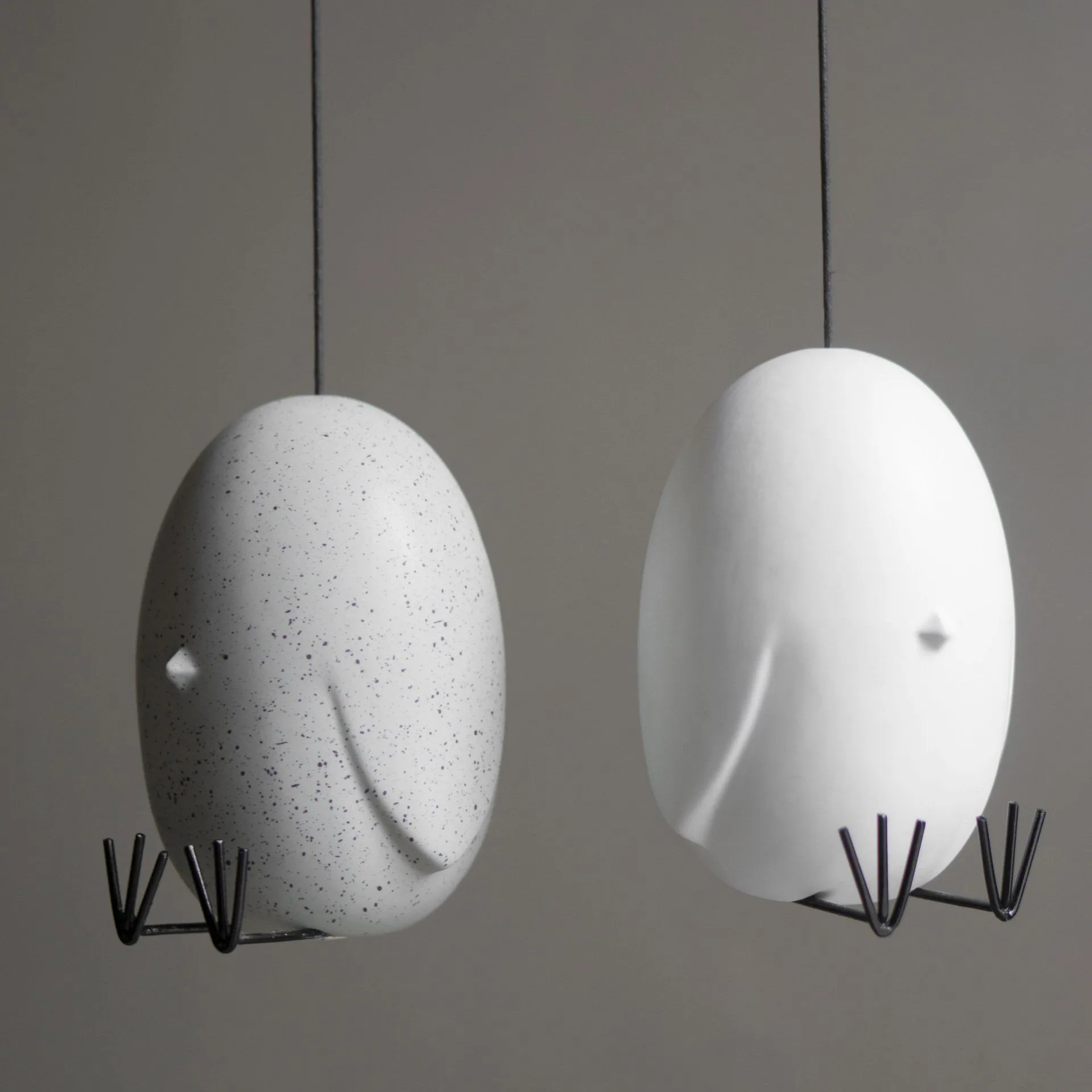 Adorno de Pascua Hang Around, White DBKD