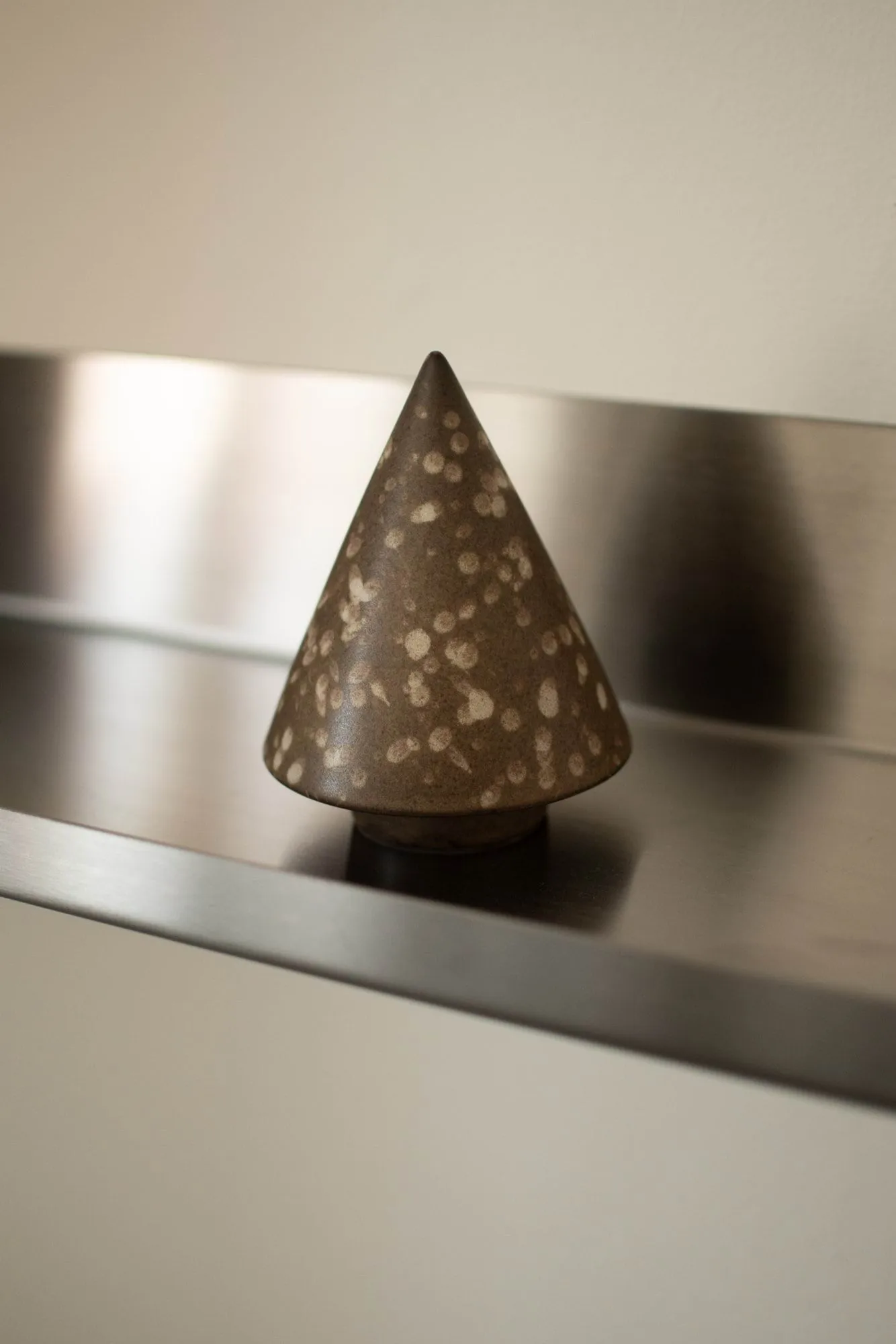 Árbol decorativo Peak, Brown dot, Ø9 cm DBKD