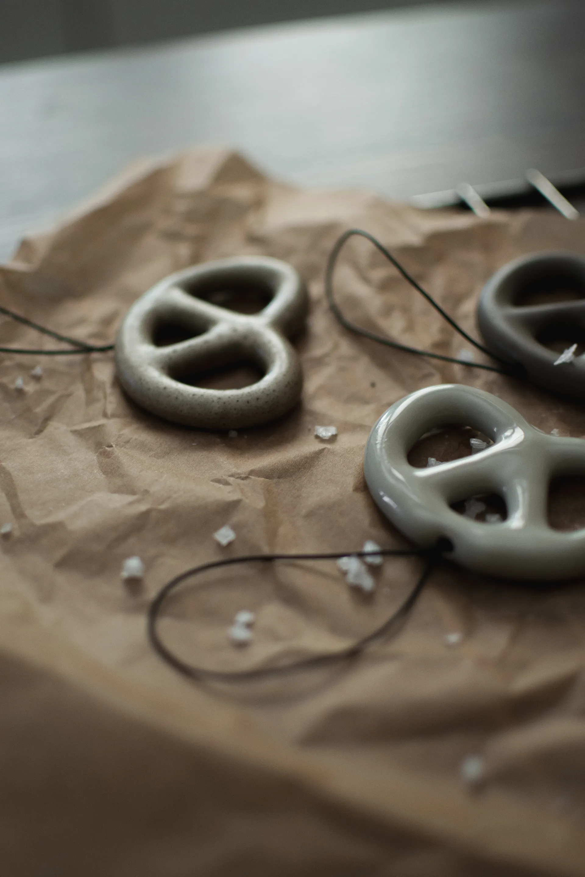 Colgante decorativo Hanging pretzel, Beige DBKD