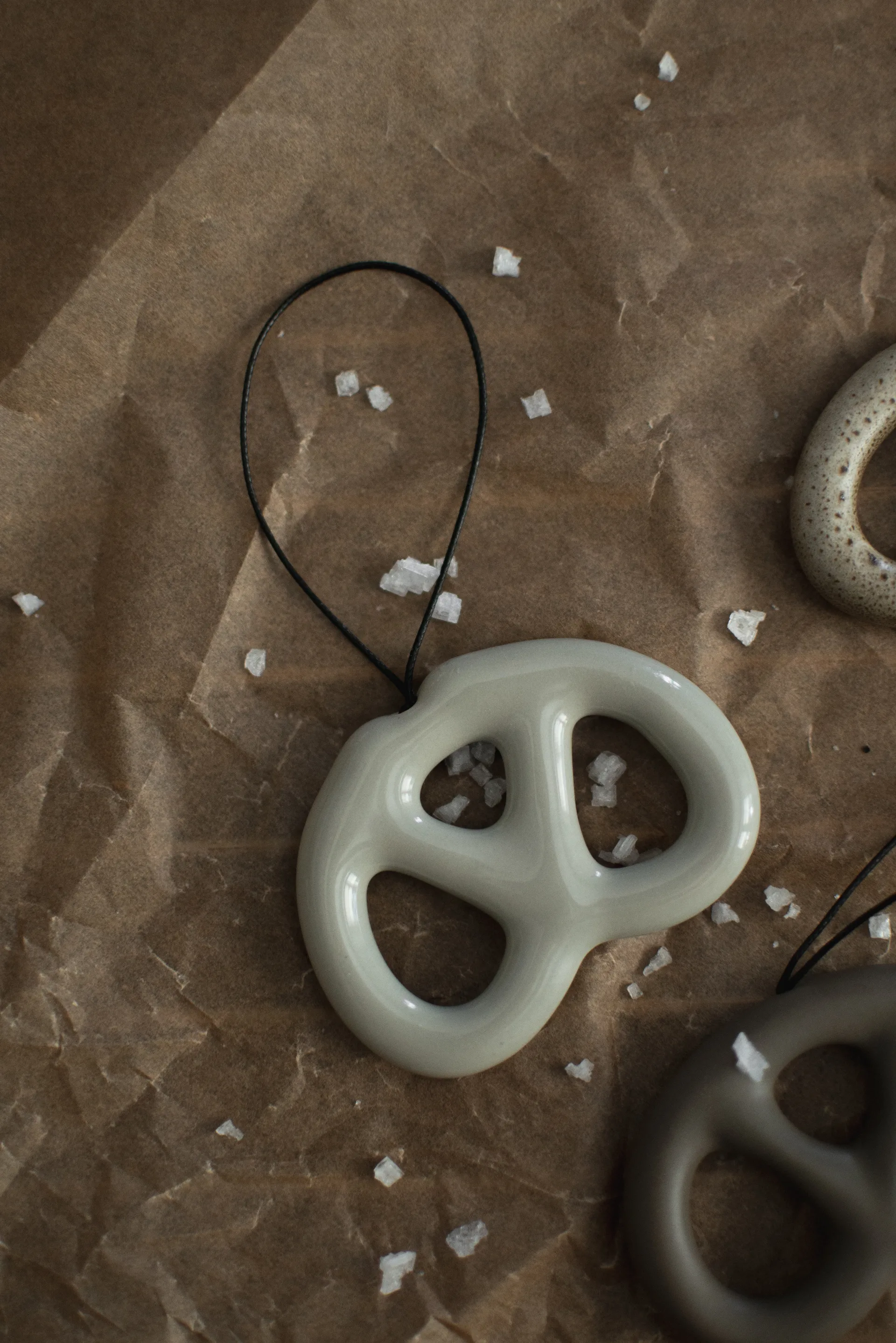 Colgante decorativo Hanging pretzel, Shiny mole DBKD