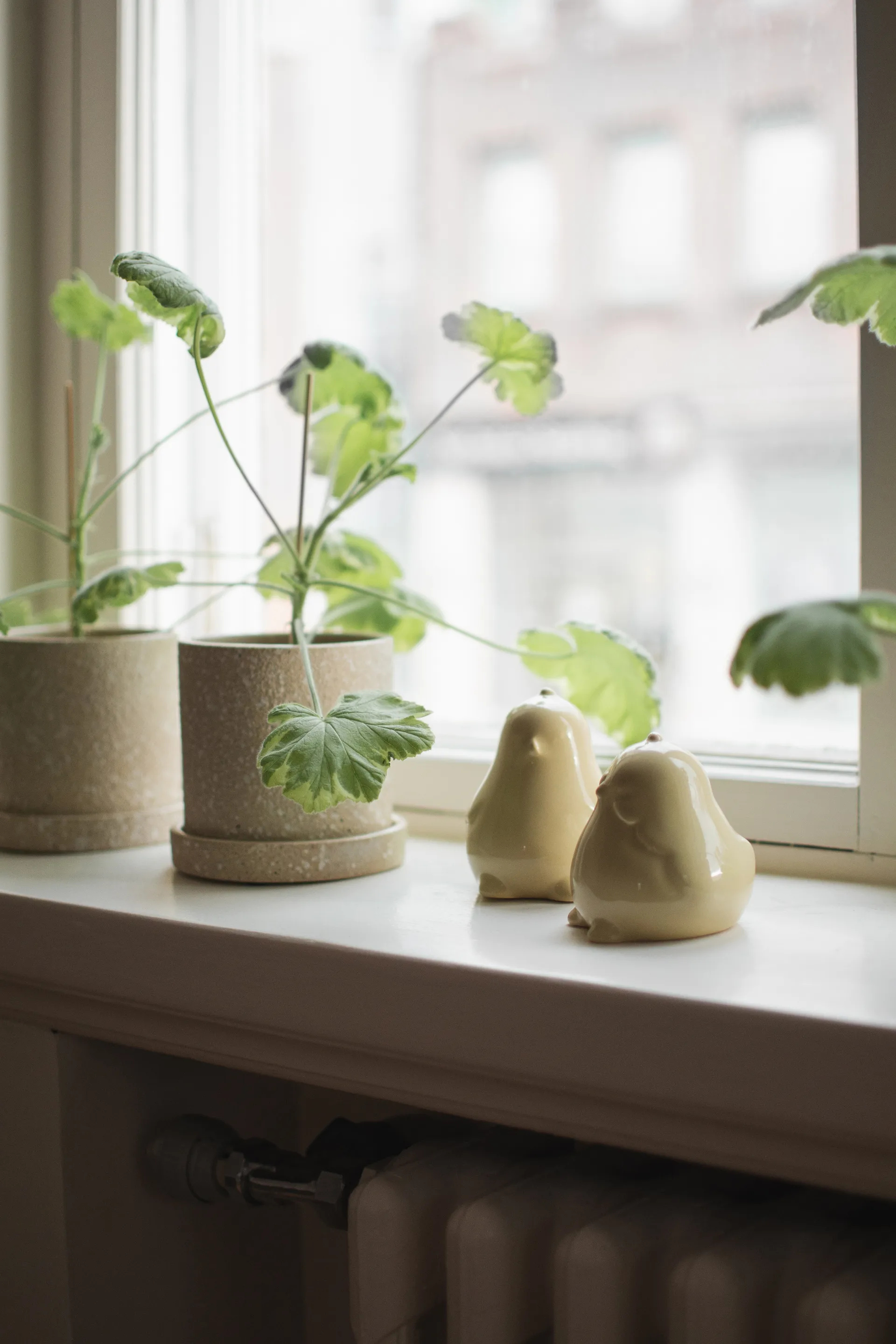 Decoración de Pascua Chubby chicken, pack de 2, Shiny yellow DBKD