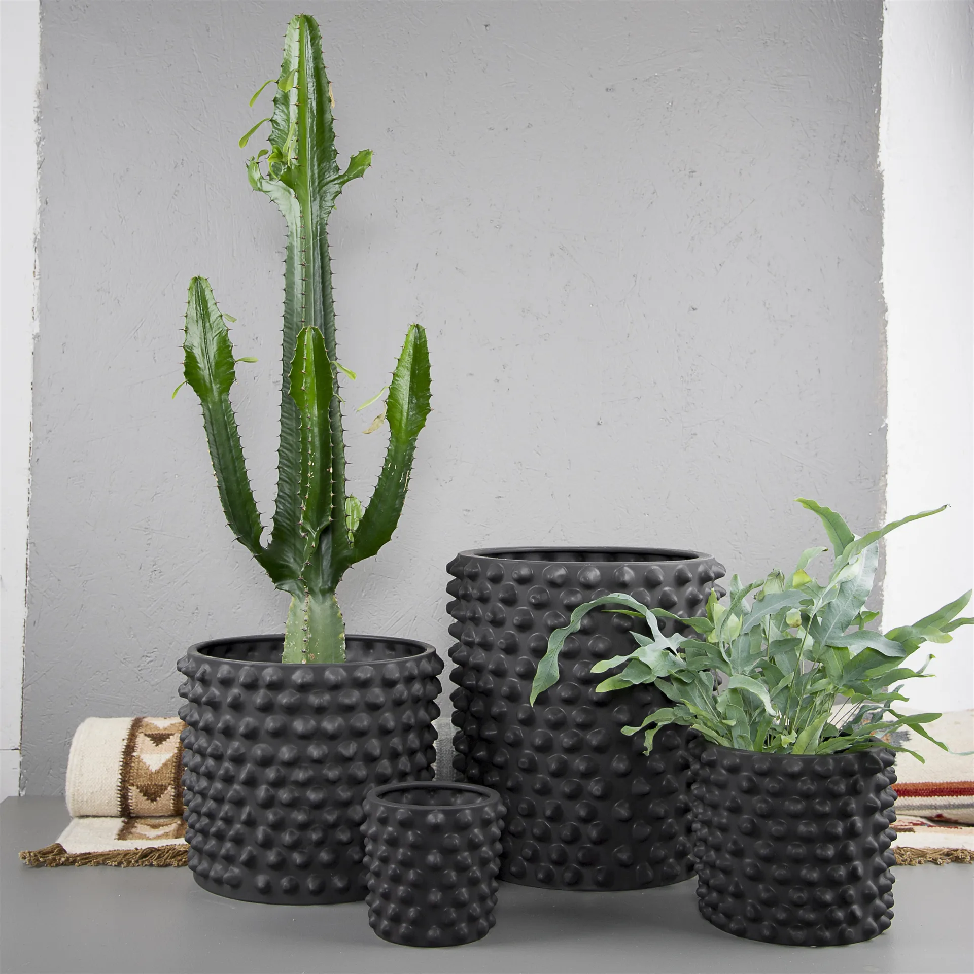 Maceta Cloudy, gris oscuro, pequeña, Ø 21 cm DBKD