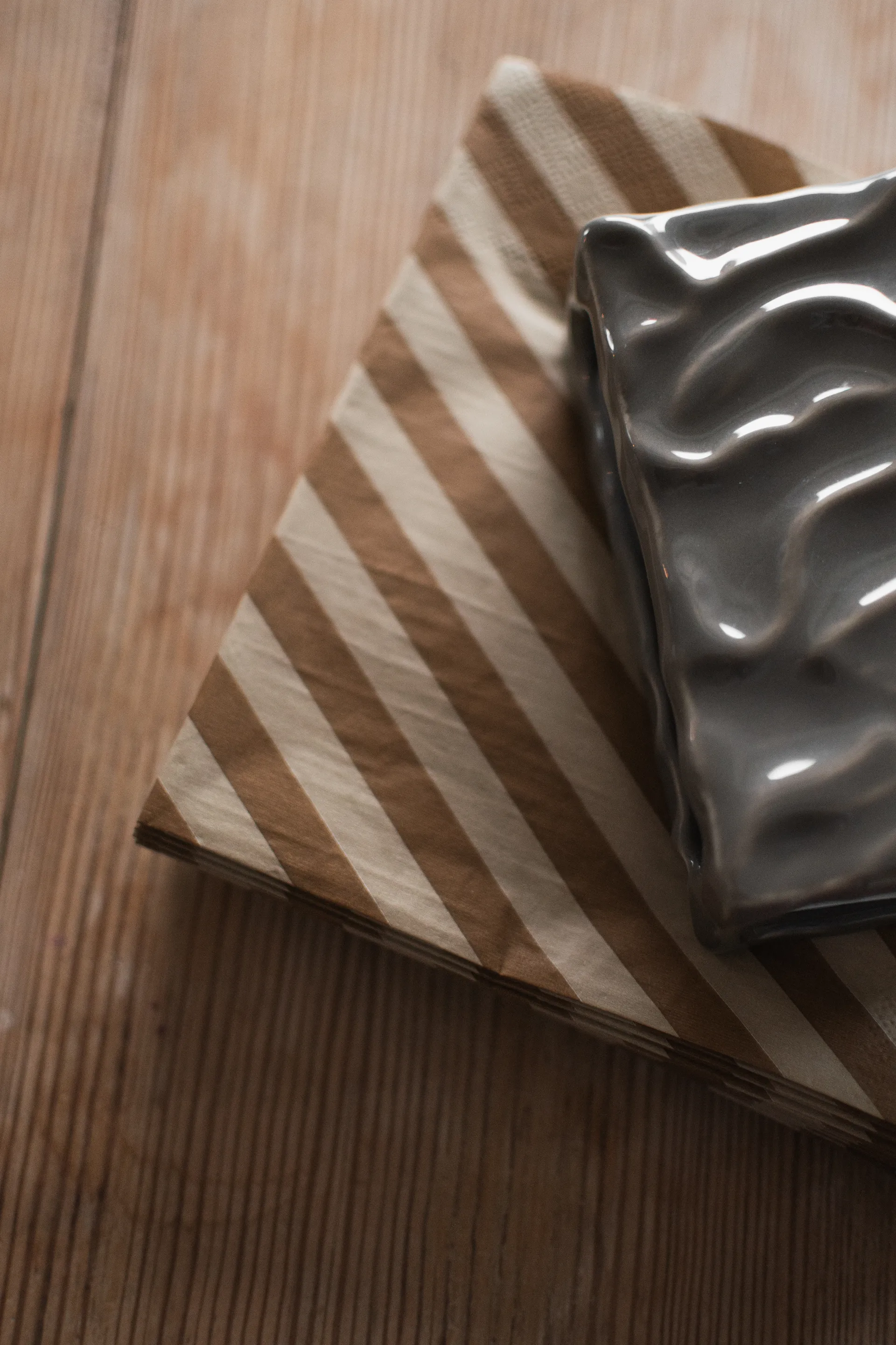 Servilleta de papel Stripe 33x33 cm  paquete de 20, Nougat DBKD