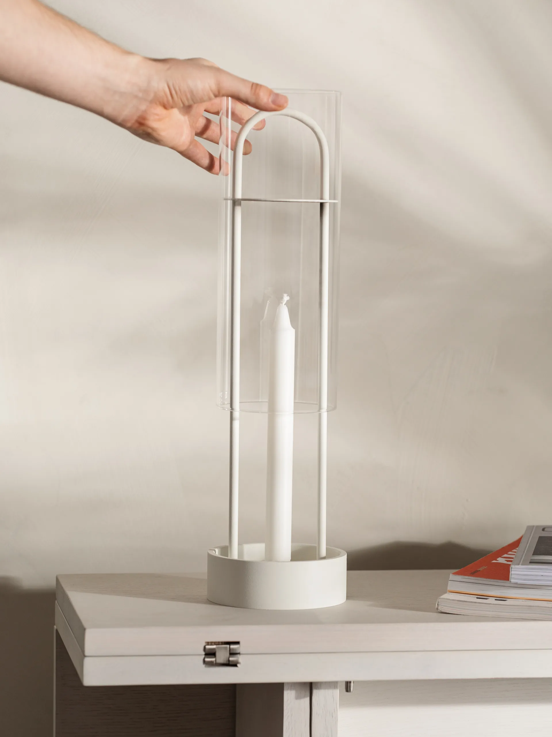 Farol para velas Lotus Hurricane, blanco Design House Stockholm