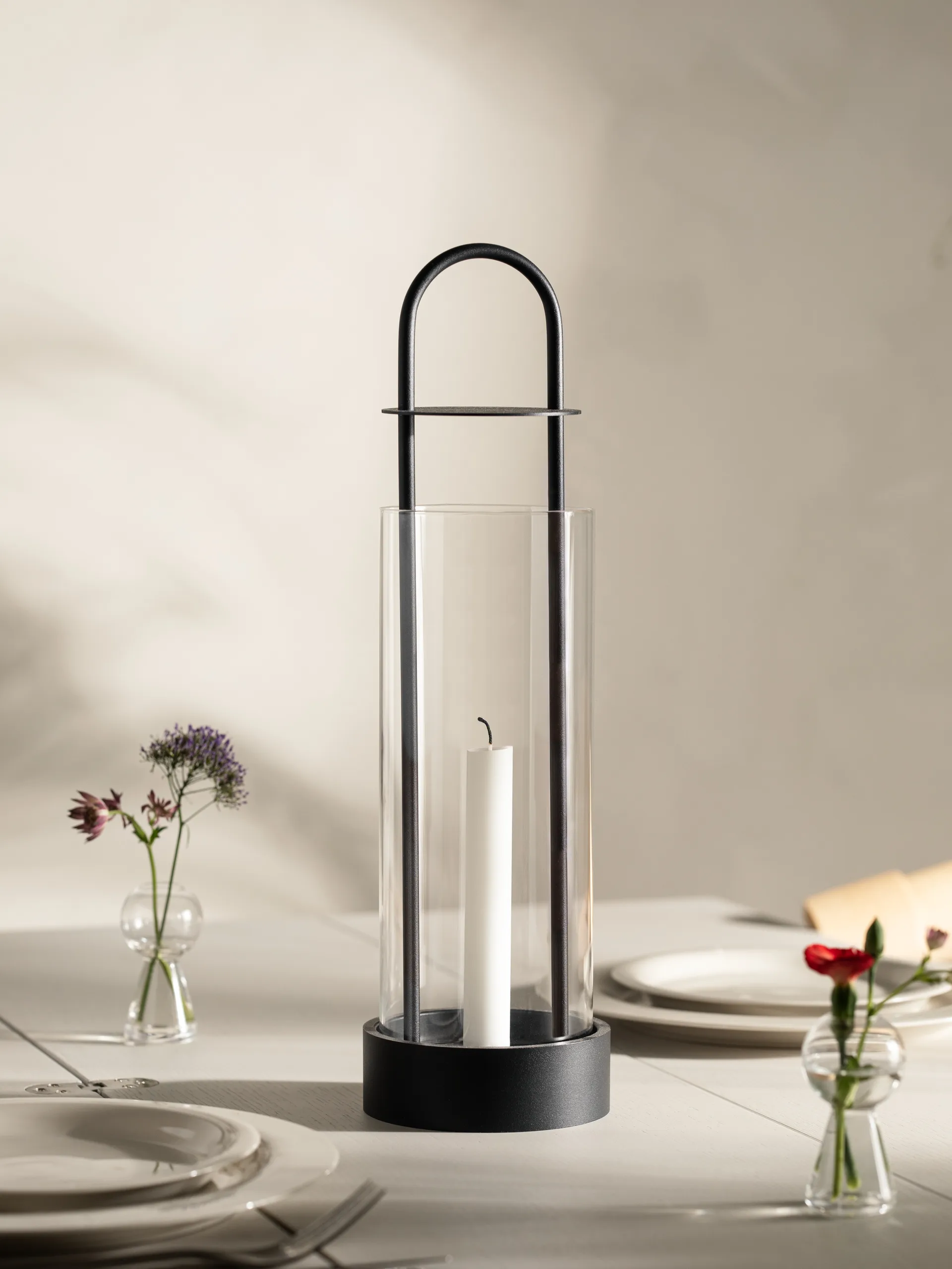 Farol para velas Lotus Hurricane, negro Design House Stockholm