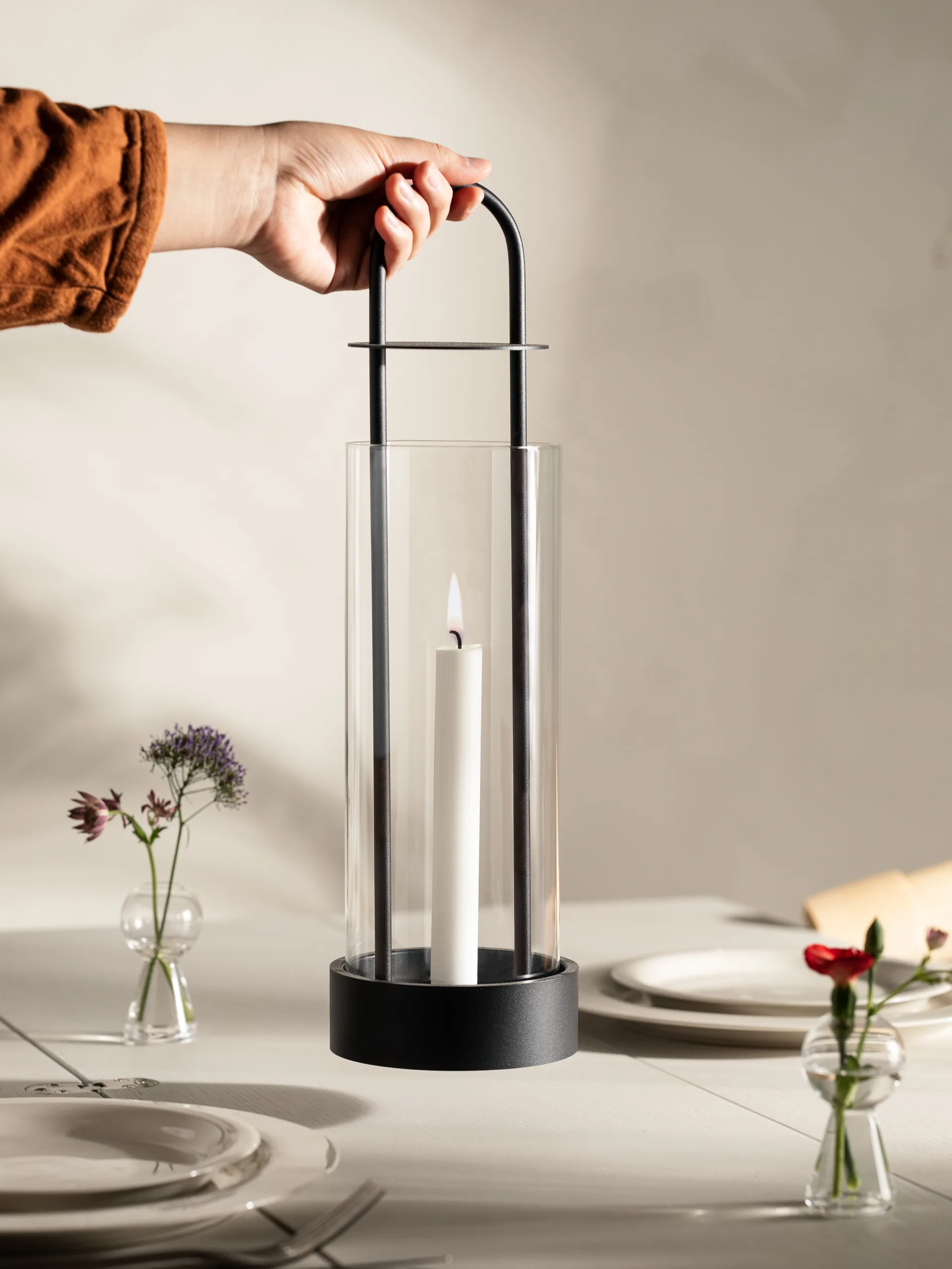 Farol para velas Lotus Hurricane, negro Design House Stockholm