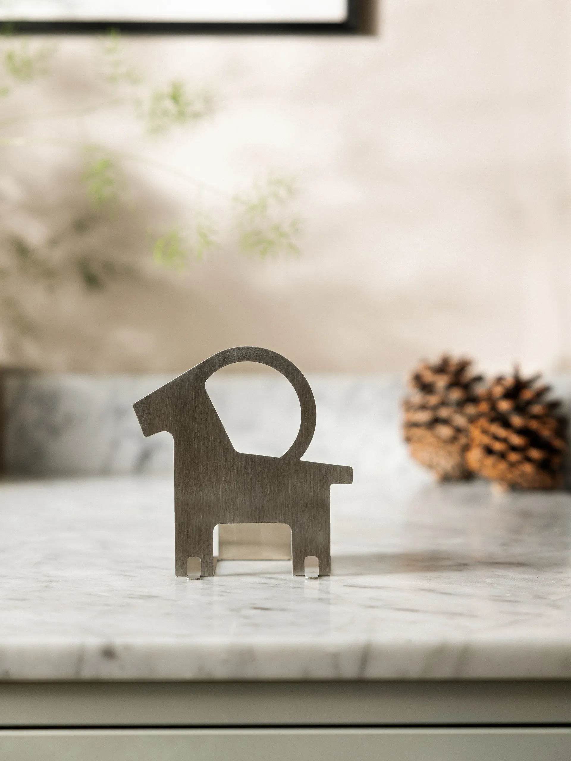 Portavelas Pop-up cabra navideña, latón Design House Stockholm