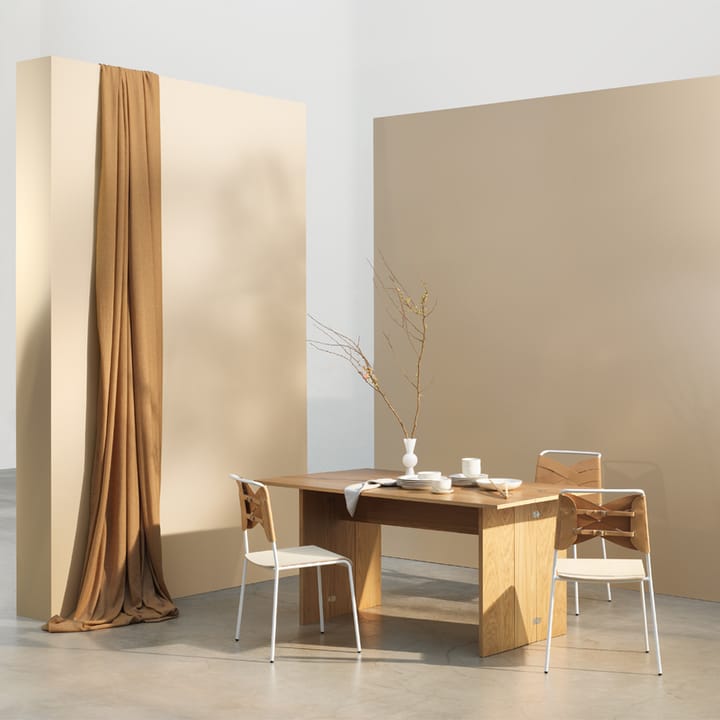 Silla Torso, Roble, cuero natural, patas de cromo Design House Stockholm
