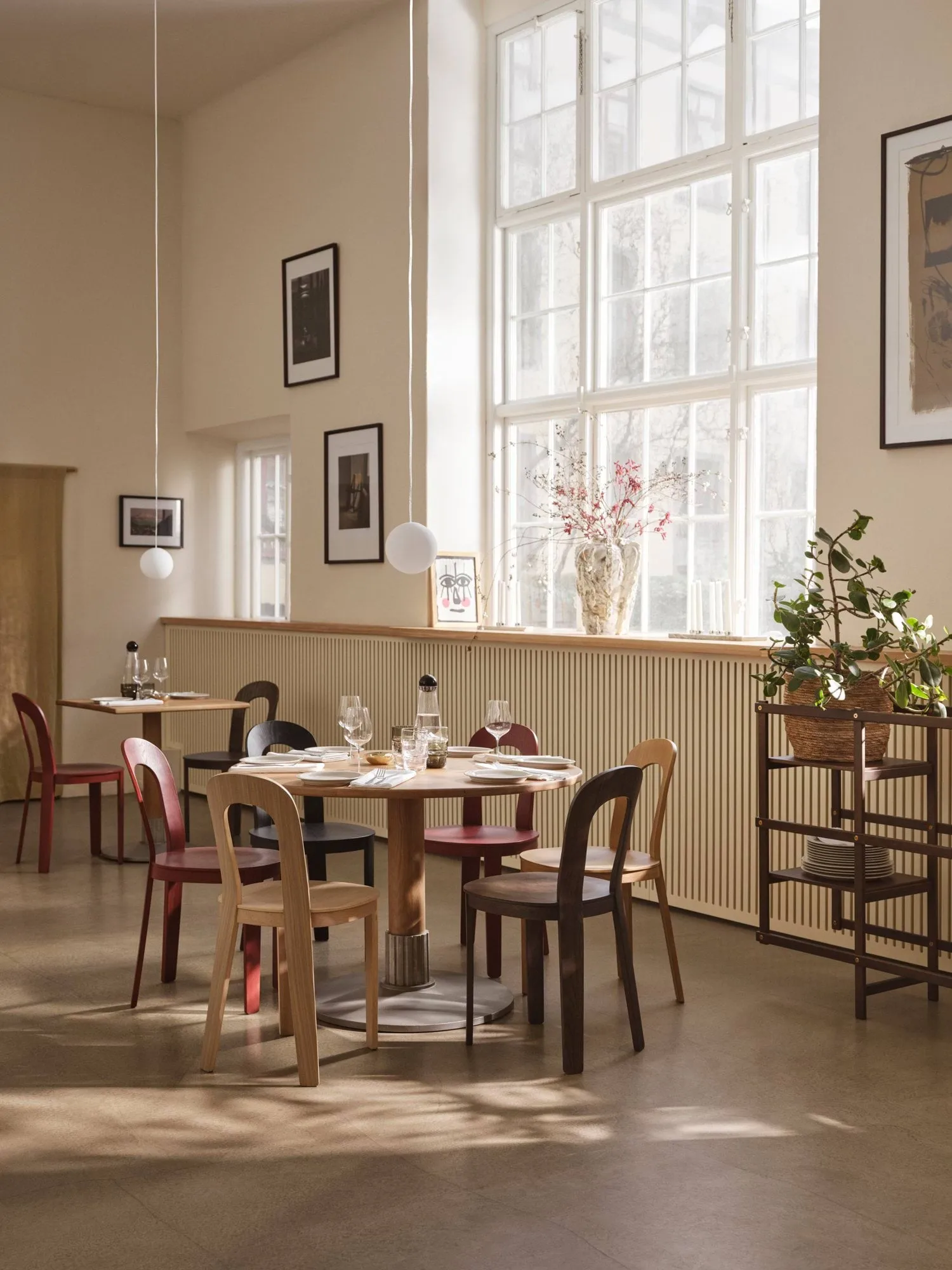 Tock Table mesa de comedor, Roble oscuro, Ø110x76 cm Design House Stockholm