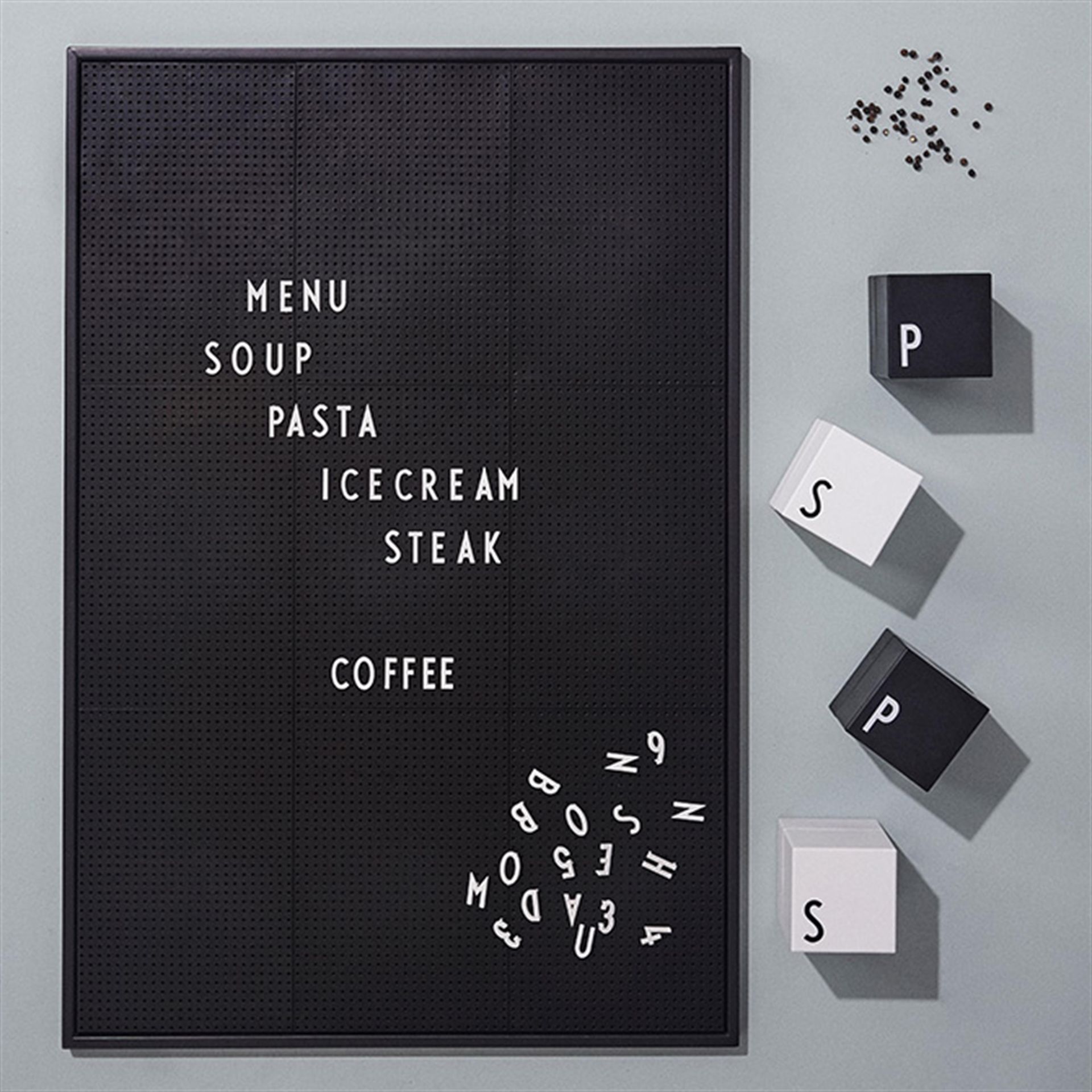 Caja con letras Design Letters, letras blancas Design Letters