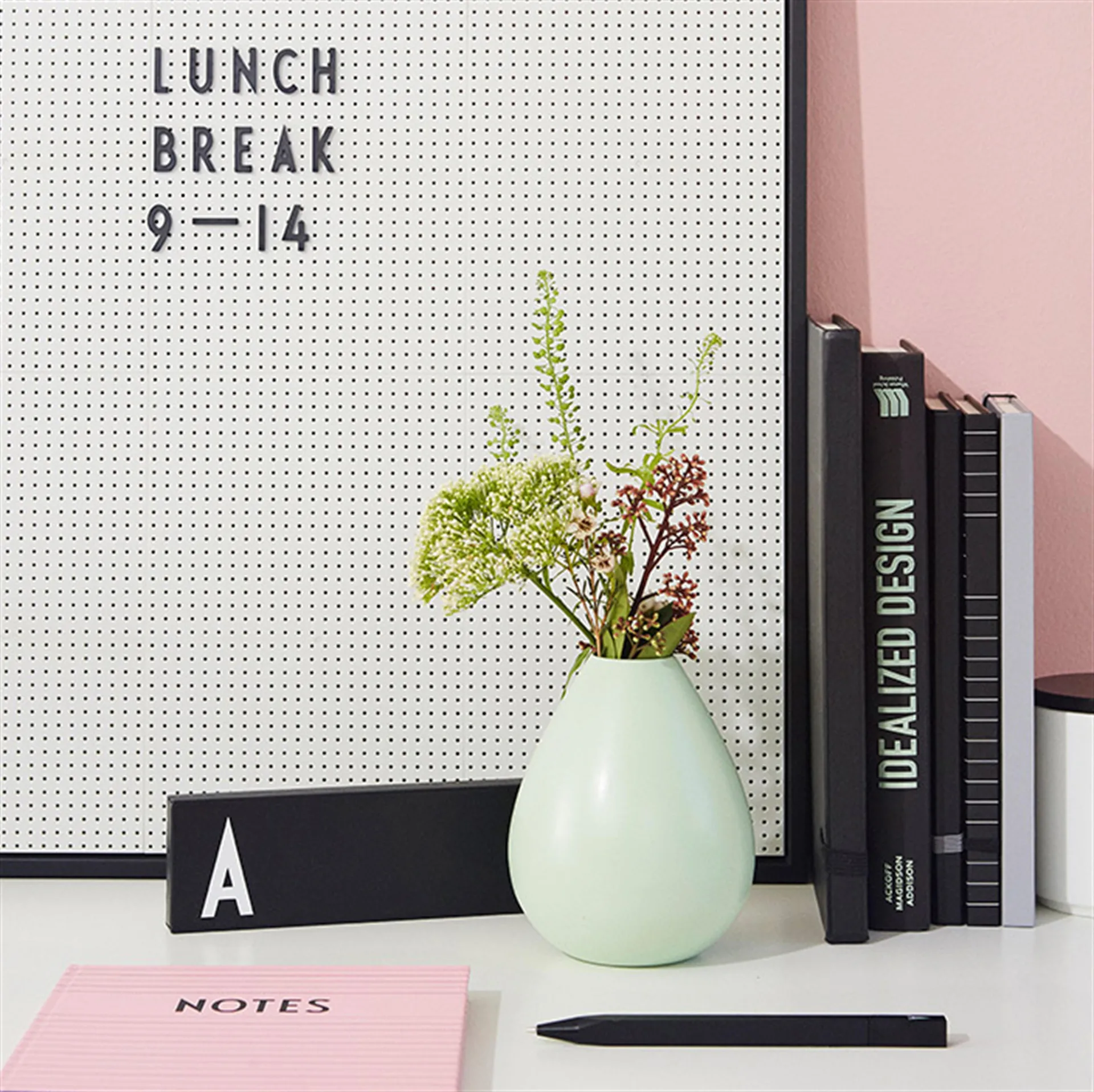 Caja con letras Design Letters, Letras negras Design Letters