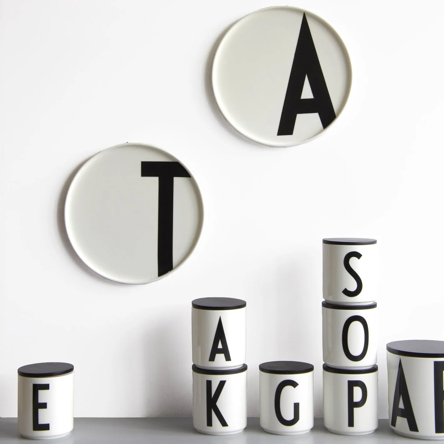 Plato con letra Design Letters, A Design Letters
