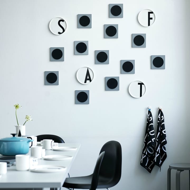 Plato con letra Design Letters, G Design Letters