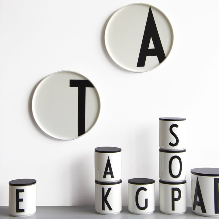 Plato con letra Design Letters, G Design Letters