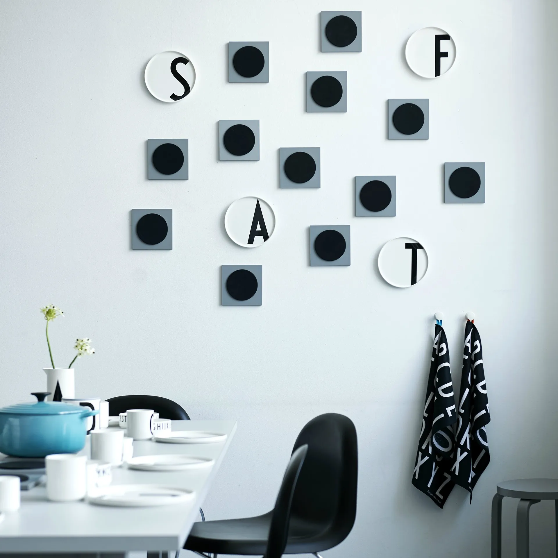 Plato con letra Design Letters, M Design Letters