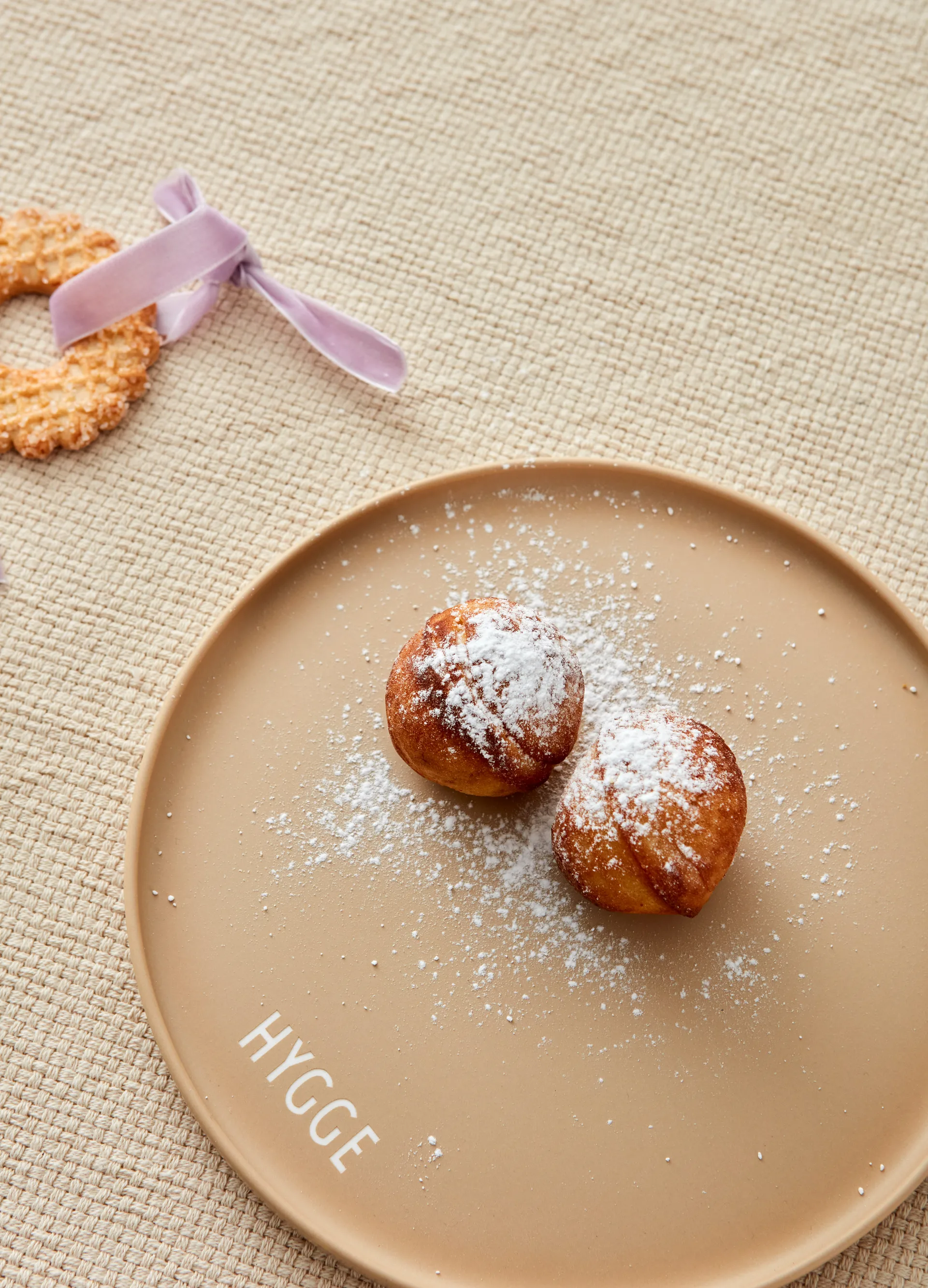 Plato favorito Design Letters Ø22 cm, Hygge-beige Design Letters