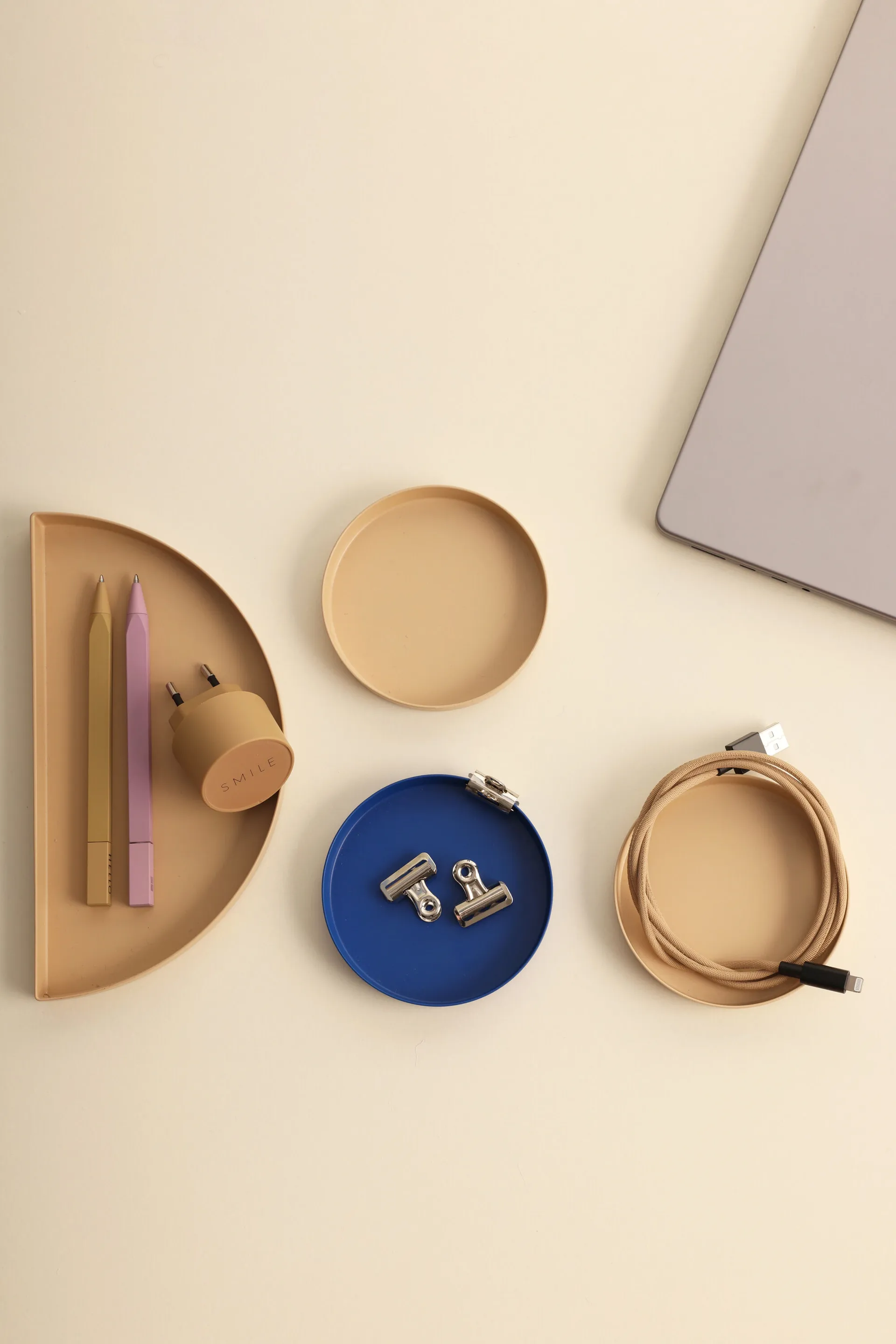 Set de 4 bandejas Treasure Trays, Beige-cobalt blue Design Letters