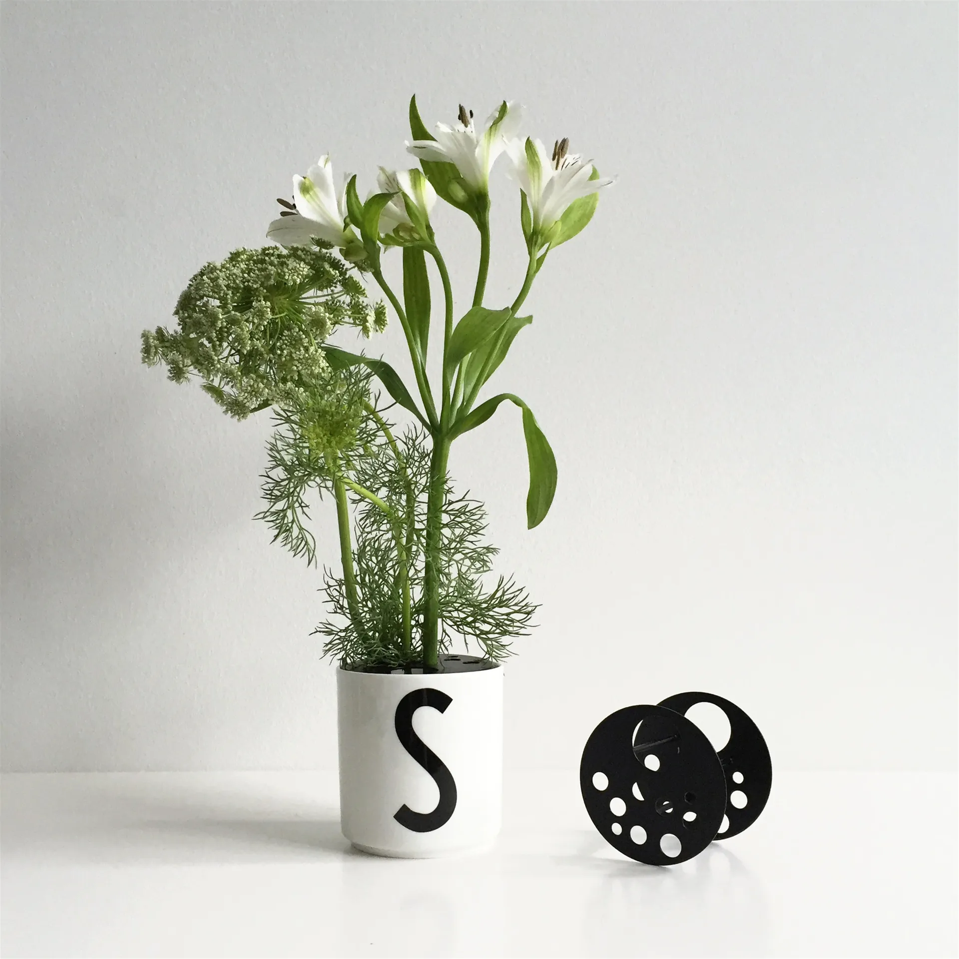Soporte para flores Design Letter Ø6.7 cm, negro Design Letters