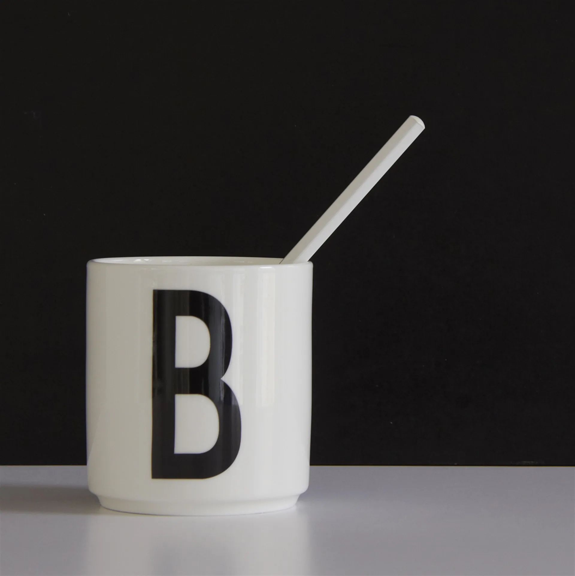 Taza con letra Design Letters, B Design Letters