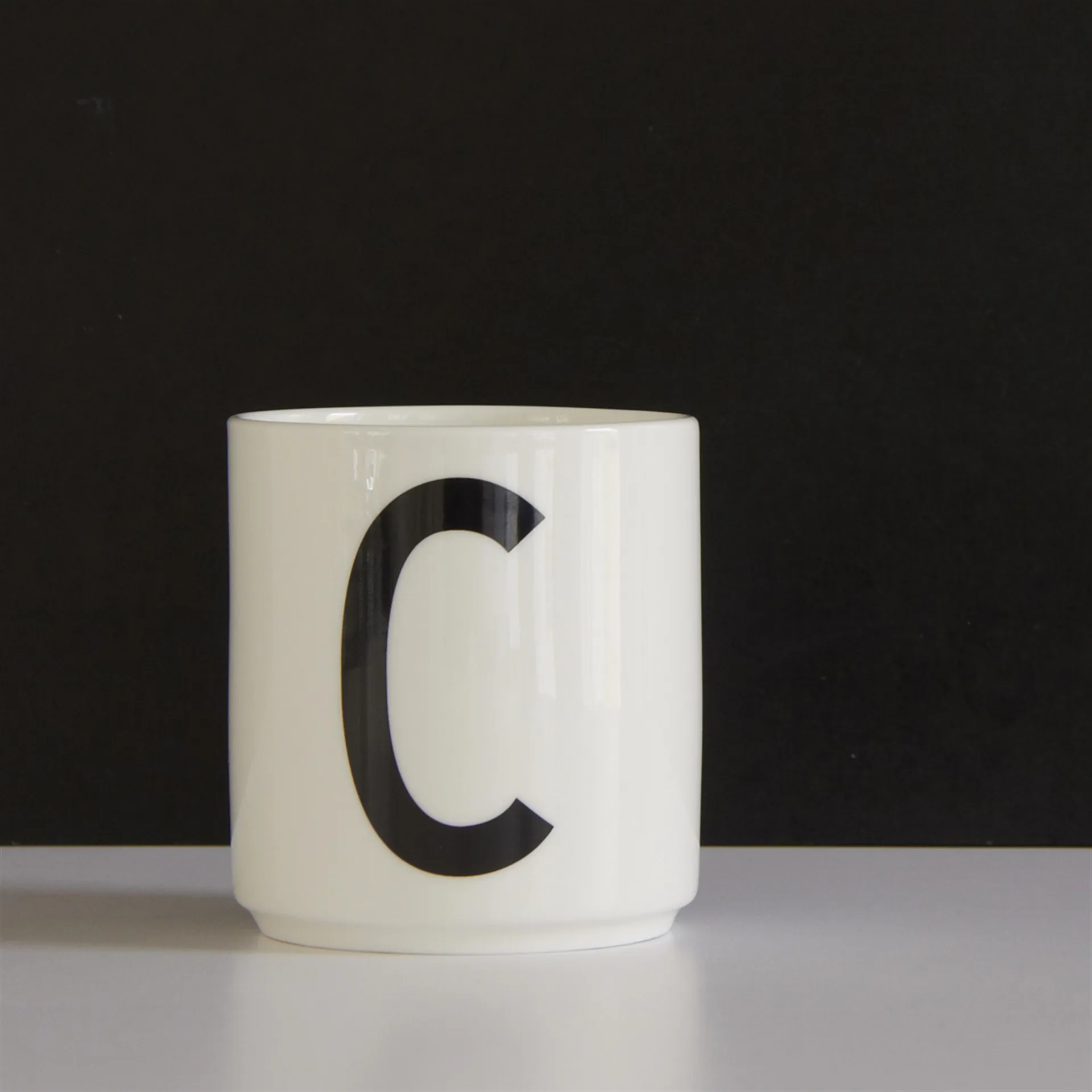 Taza con letra Design Letters, C Design Letters