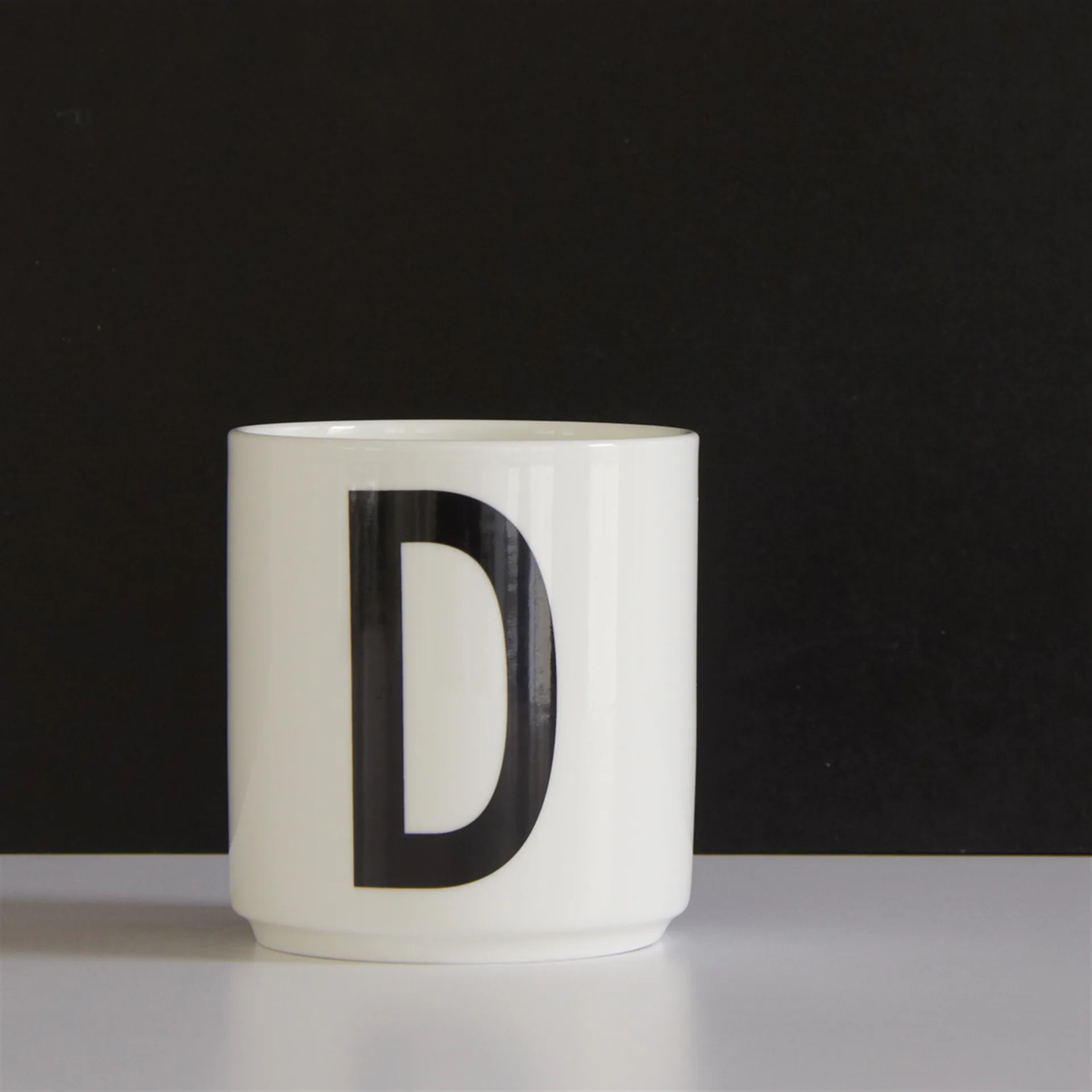 Taza con letra Design Letters, D Design Letters