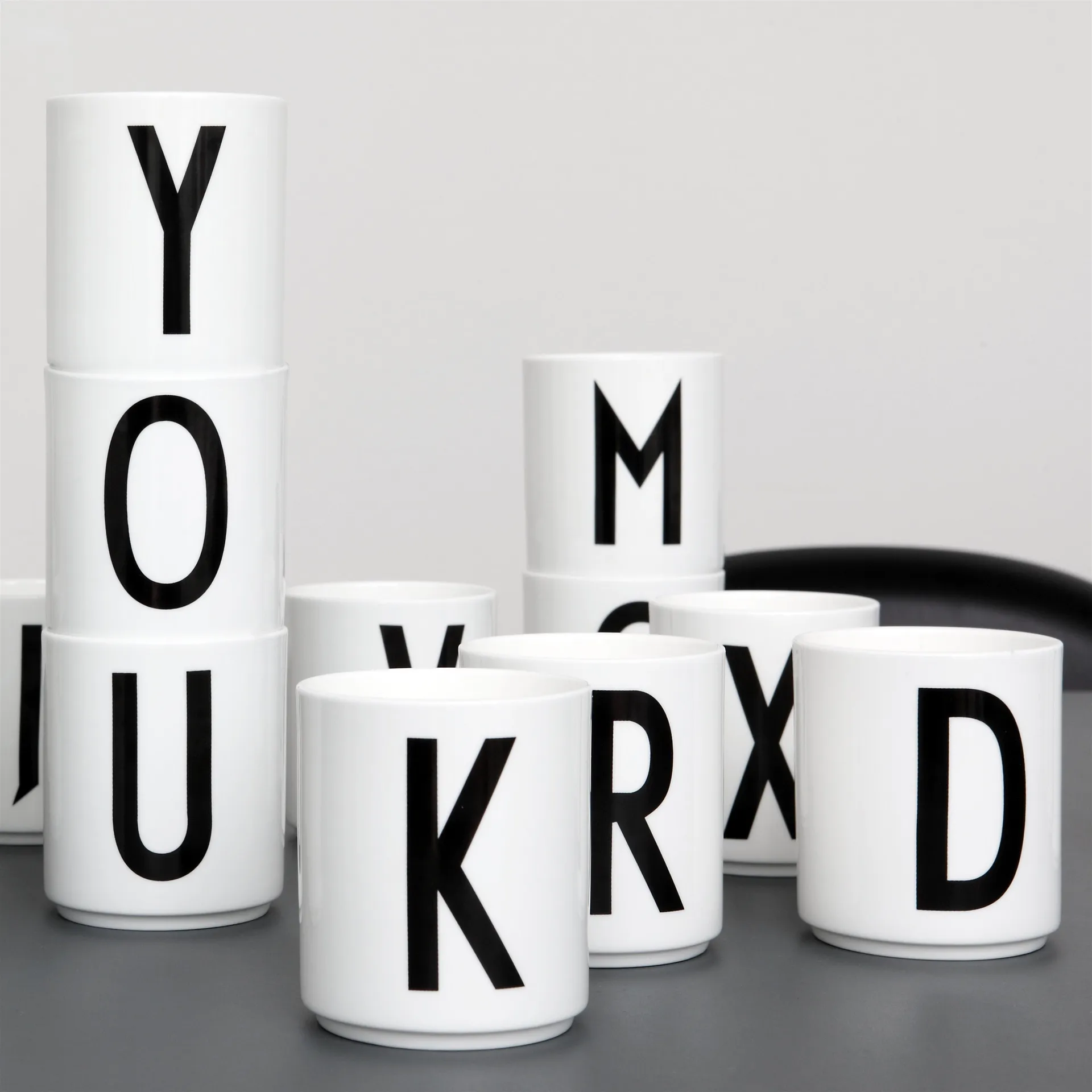 Taza con letra Design Letters, D Design Letters