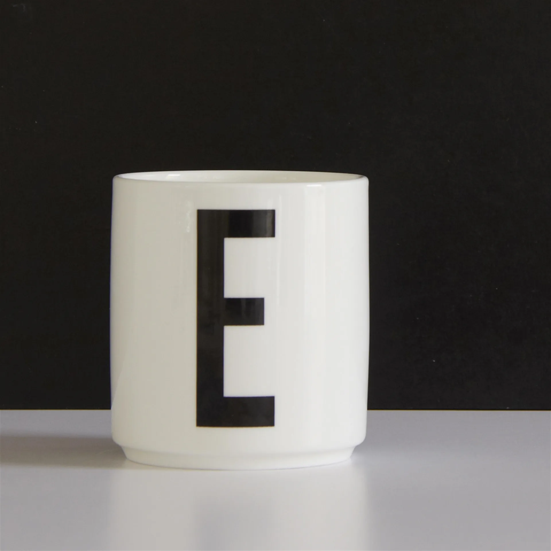 Taza con letra Design Letters, E Design Letters