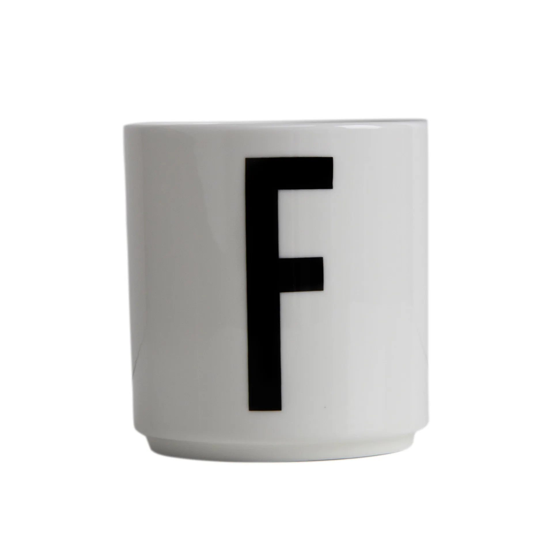 Taza con letra Design Letters, F Design Letters