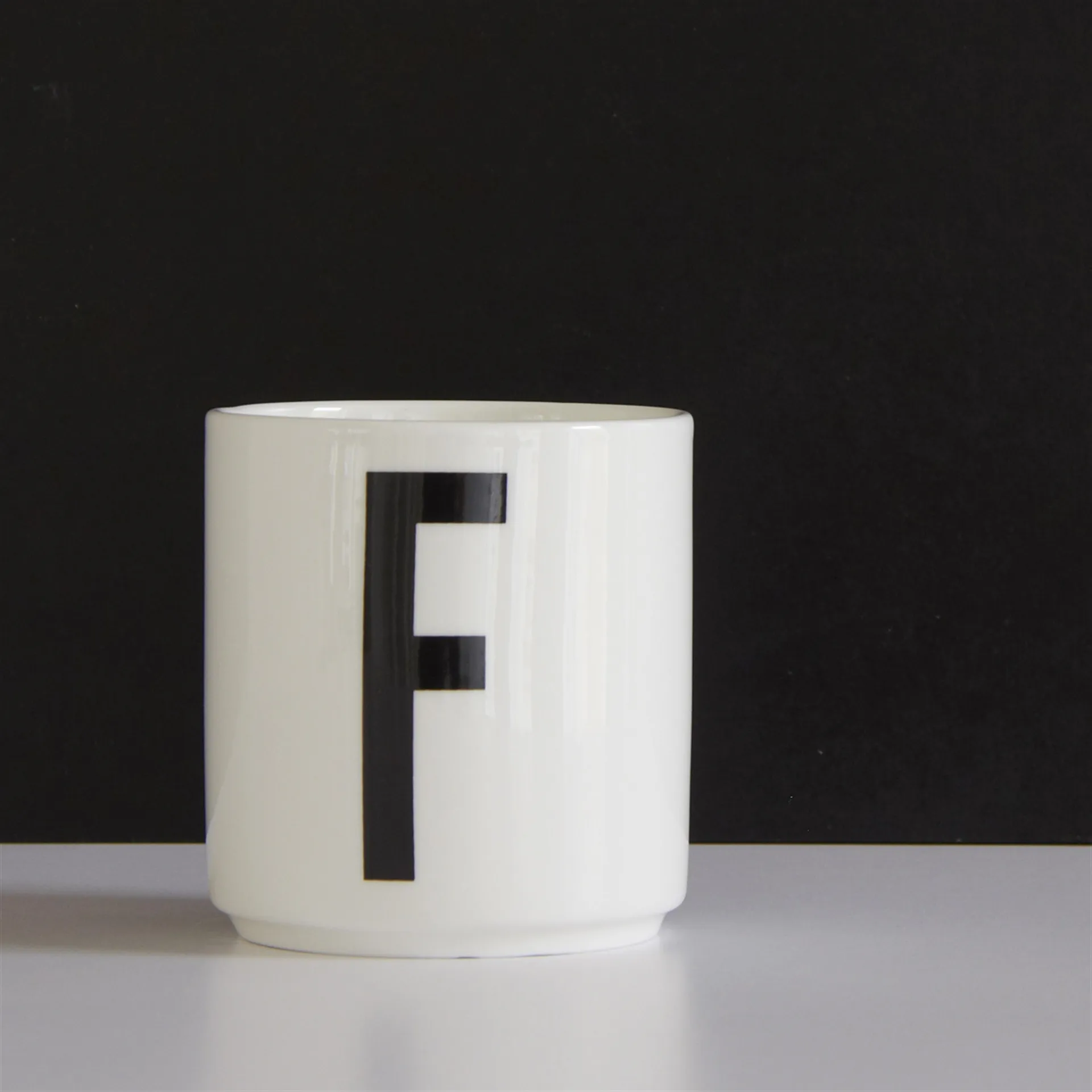 Taza con letra Design Letters, F Design Letters