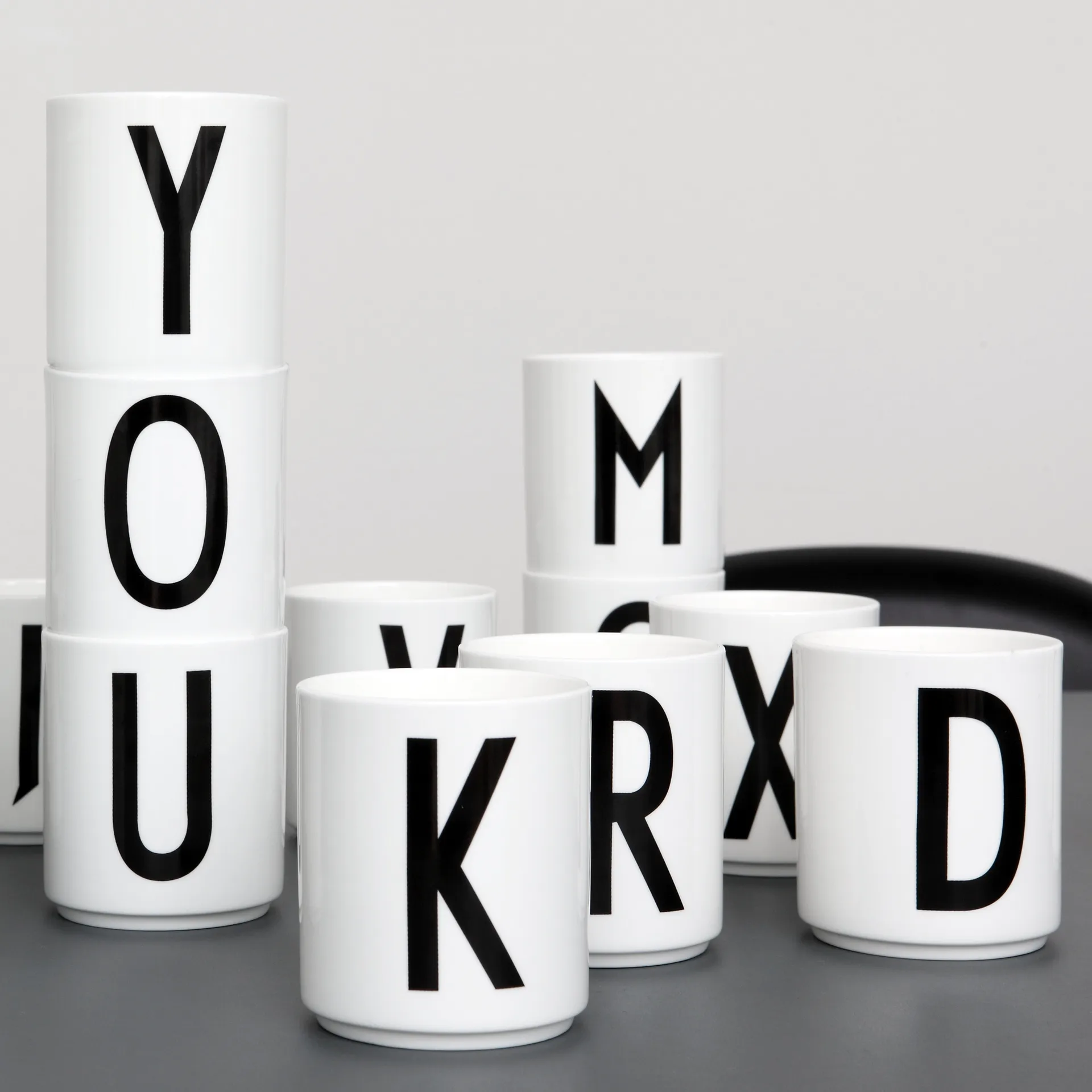 Taza con letra Design Letters, F Design Letters